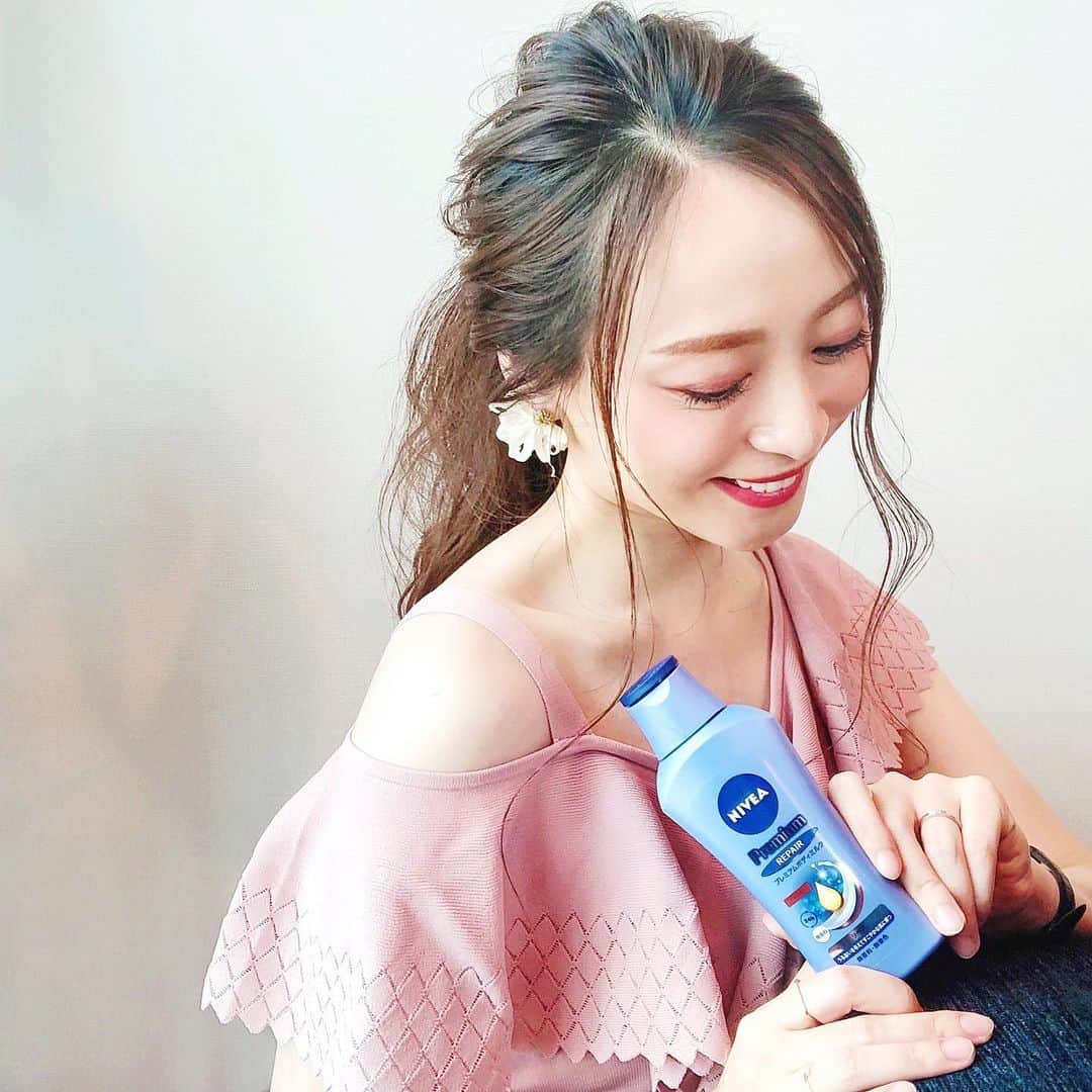 のインスタグラム：「Body care☺︎ . 顔のケアに走りがちだけど、ボディのケアも欠かせない…🤭と思うようになってきたのは30代からかな🤔 . 色々と試してはいるのですが、ニベアから新しく登場したプレミアムボディシリーズを頂き、初めて使ってみました♡ 肌悩みに合わせて選べる、4種類のタイプがあるそう🙌🏻 わたしは乾燥肌が悩みなので、粉吹き乾燥予防のリペアタイプをチョイスしました🤗✨ . さらっとしたテクスチャーだから、よく伸びるのでパパッと塗れるのが嬉しいし、しっかりと保湿もされる👌🏻 . 昔から信頼しているブランドだから、やっぱりいいな✨ . . . #ボディケア #bodycare #高保湿 #保湿 #乾燥予防 #美容 #beauty #instabeauty #ニベア #プレミアムボディミルク #プレミアムボディミルクリペア #ボディミルク #なりたい肌 #pr」
