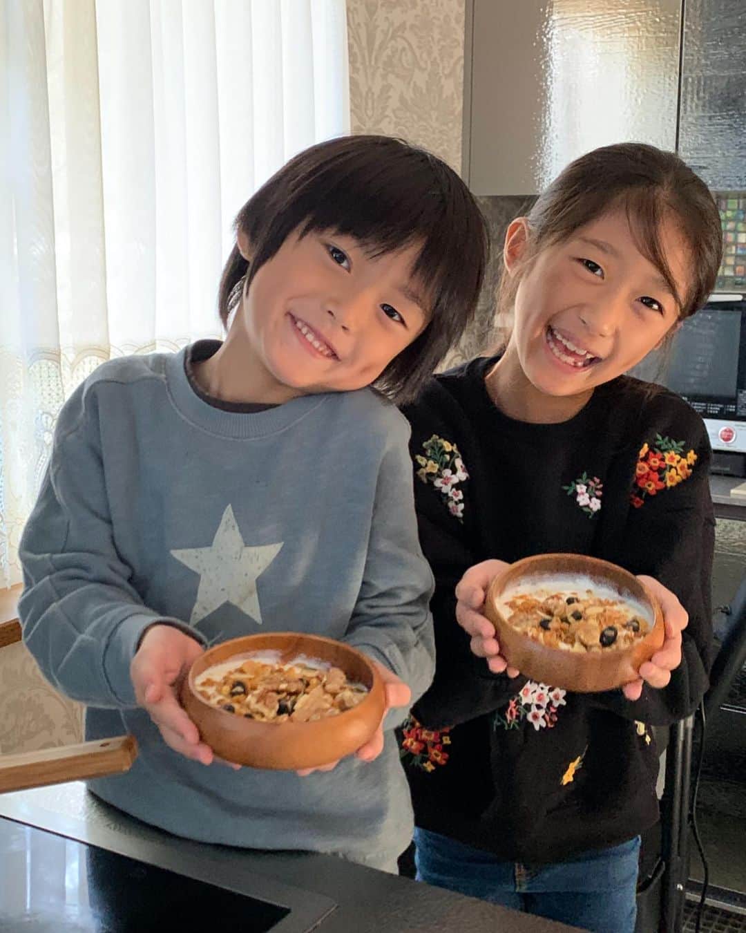 のインスタグラム：「. Today’s cooking . 今日はグラノーラに一手間加えて🥣 手作りグラノーラを子供達と👩‍👧‍👦 簡単にできて、美味しいので作っておいたら朝の時短にもなりますね✨ . 作り方 . 【材料】 A砂糖...25g A水...大さじ1 A米油...20cc オートミール...120g 好みのナッツを🥜用意 (ベリー系や、お好みのドライフルーツを入れても美味しいです) . ①食べやすい大きさにしたアーモンド、パンプキンシード、くるみ、オートミールを煎って香りを出します。いい匂いで食欲そそる☺️💗 ②フライパンにAをいれて砂糖を溶かし、①をいれて加熱しながら水分を飛ばす。 (ママ担当👩) ③ヨーグルトの上に②をのせて出来上がり。 . . 皆さんも是非試してみてください💞 . 「ママも子どもも笑顔の食卓」をテーマにした食育フリーマガジンモグマグ（@mogmag_hokkaido ）では、親子で楽しめるお砂糖を使ったレシピを募集中です . @mogmag_hokkaido をフォローして #あまい時間 を付けて写真とレシピを投稿し、賞に選ばれるといろいろなプレゼントが貰えちゃう🎁 . . #mogmag #天下糖一 #グラノーラ #スイーツ #砂糖 #スイーツ女子 #簡単レシピ #時短レシピ #甘い時間」