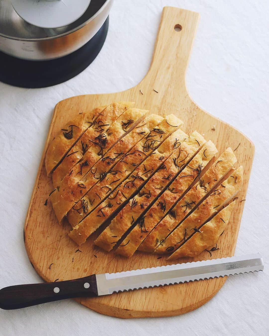 樋口正樹さんのインスタグラム写真 - (樋口正樹Instagram)「Focaccia . 今日のお昼は自家製の 焼きたてフォカッチャ ＆鶏肉のトマトスープ。 . パン生地を捏ねるのに スタンドミキサー便利。 伸びが良く張りのある 生地がほんとに楽ちん。 @kitchenaidjapan . . #フォカッチャ #パン作り #手作りパン #パン部 #キッチンエイド #スタンドミキサー #便利でらくちん #大家族におすすめ #あると便利 #料理好きな人と繋がりたい #kitchenaid #kitchenaidjapan #focaccia #thebakefeed #212キッチンストア @kitchenaidusa」10月16日 12時42分 - higuccini