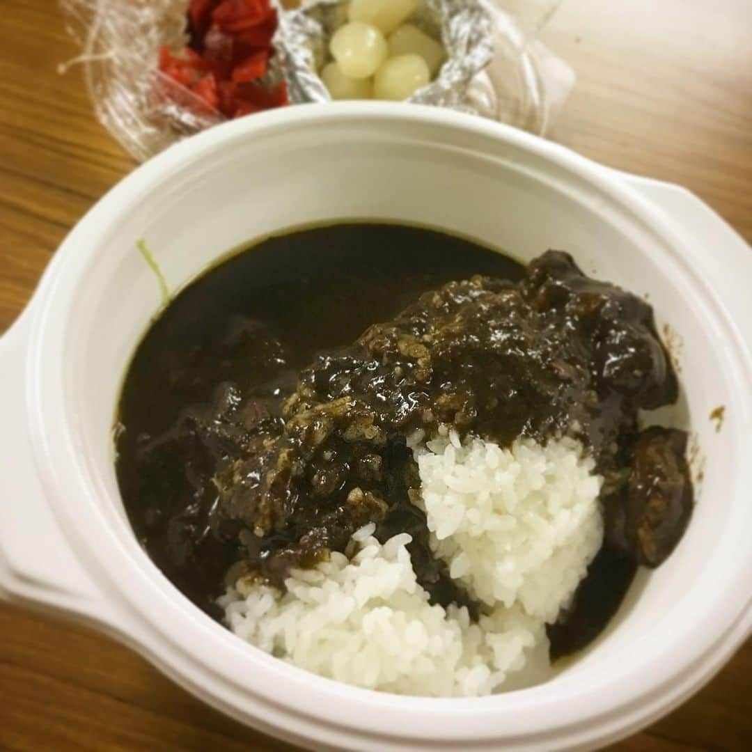 木村ひさしさんのインスタグラム写真 - (木村ひさしInstagram)「最高のおっさんの昼ごはん。 カレーの鬼 普通盛り(激辛)＋ラッキョ 買ってきてもらった #最高のおっさんのカレー  #2019チャレンジ第三弾  #仮面病棟」10月16日 12時44分 - kimura.hisashi