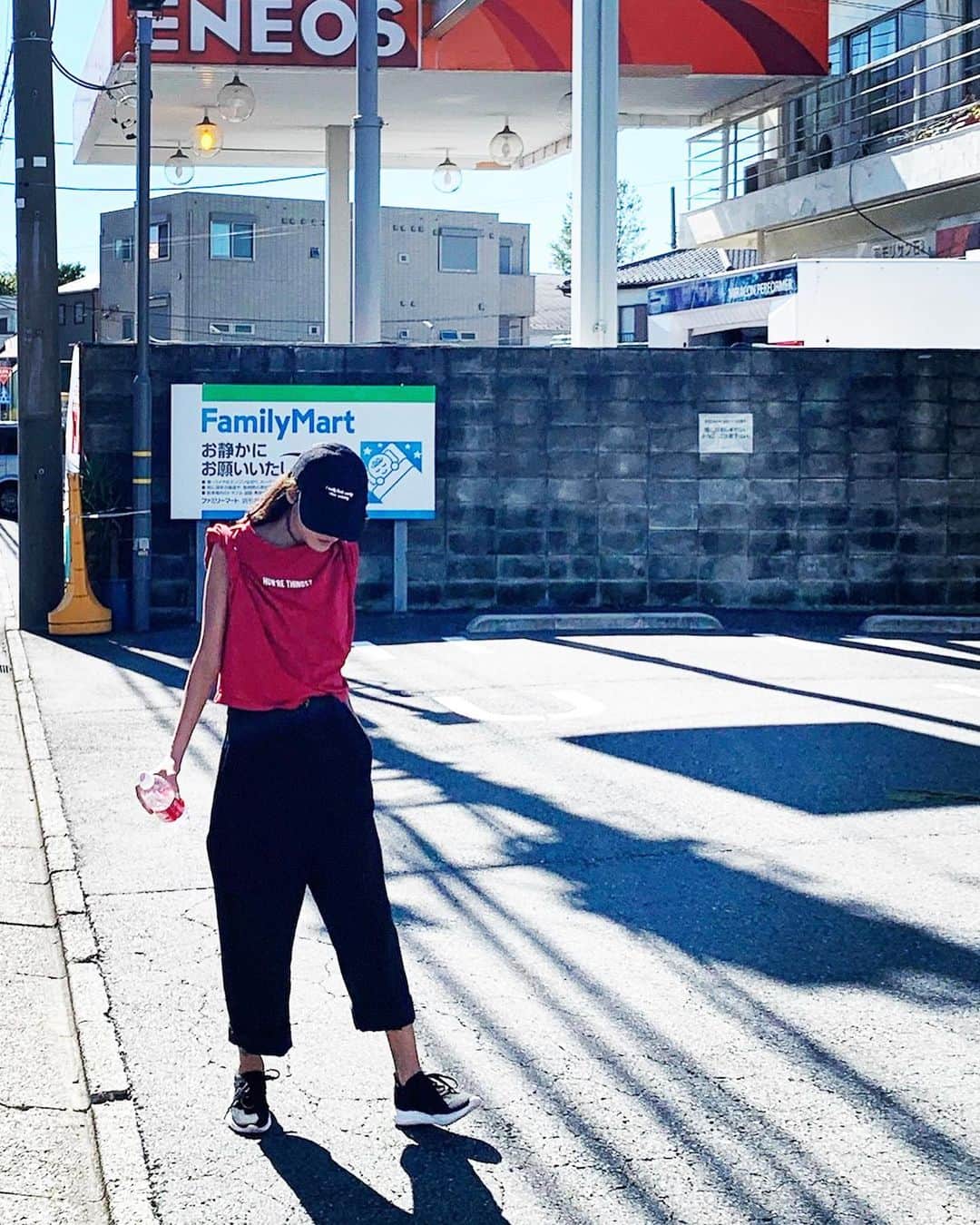 内藤陽子のインスタグラム：「コンビニスタイル👟 dickies×k3 大好き🖤 毎回、形、色違い持ってる👖 ドミノピザ、1kgチーズ食べた？ 凄過ぎる🍕 #dickies  #k3 #ドミノピザ #胃もたれ半端ない」