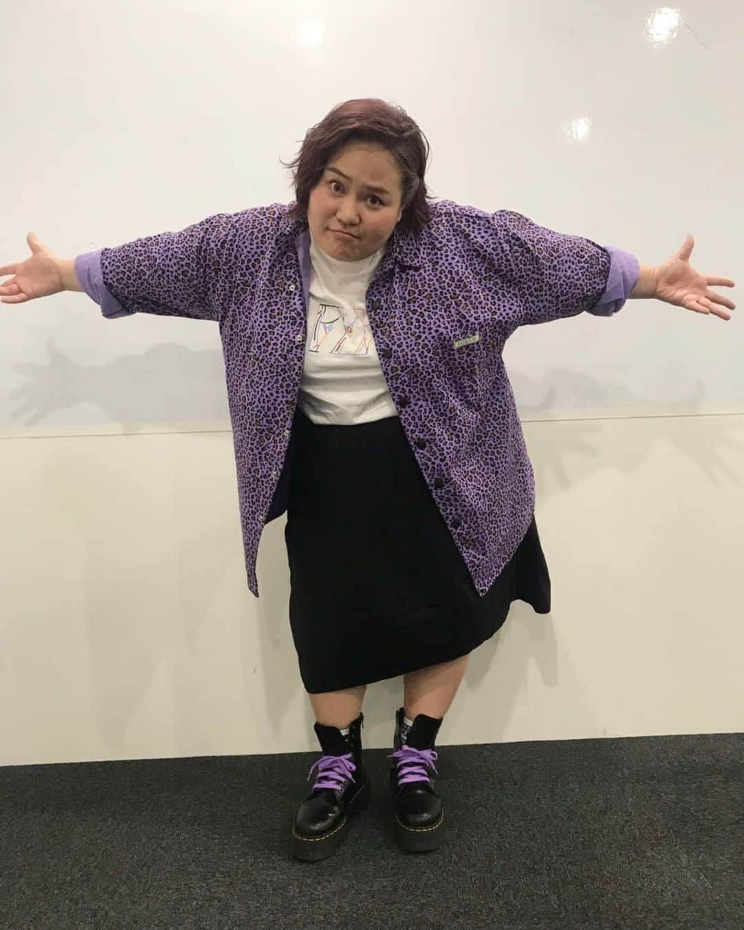 おかずクラブのインスタグラム：「#恋する週末ホームステイ  こんにちはー！ スタイリストです！ ひっさしぶりに衣裳アップしゃす！！ #恋ステ の時の衣裳だよ！ おゆいさんが髪切って、ピンク系の色になってから、なんとなーく衣裳でパープル選びがちになっております。。。！ ゆいP⭕️ パープルレオパード柄Gジャン👉SPINNS @spinns_official  インナーTシャツ👉Romantic Standard @romantic_standard  スカート👉PUNYUS @punyus  その他👉スタイリスト私物 ブーツの靴紐は、毎回衣裳のカラーによって変えてるよーー！  Styled by @ayumiii_2019  #恋する週末ホームステイ  #恋ステ #おかずクラブ #ゆいP #okazugram」