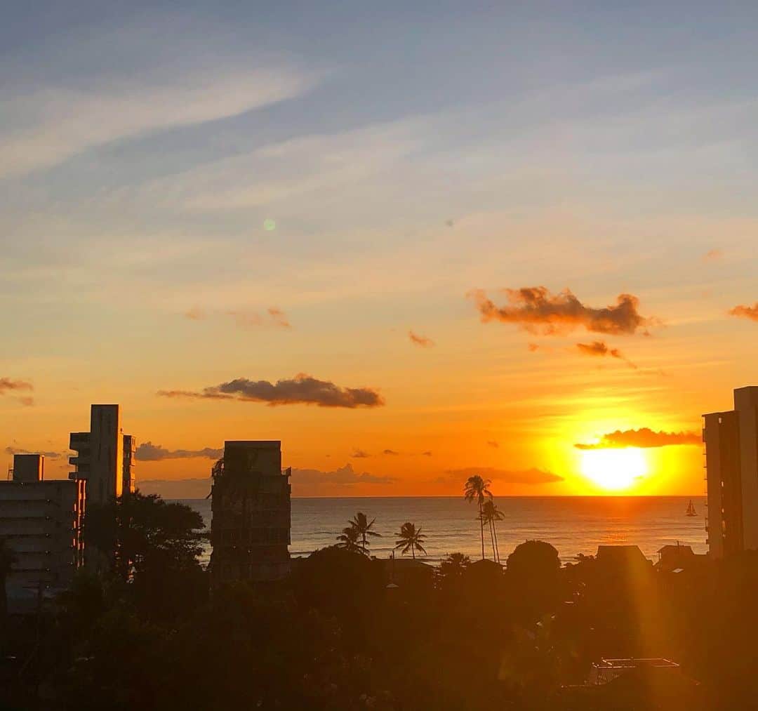マキ・コニクソンさんのインスタグラム写真 - (マキ・コニクソンInstagram)「只今18:00ずっと夕日みてたらもっと濃いオレンジ色になってきた！このまま海に沈むまで見てよっと！ #ハワイの夕日のおすそ分け🤙🏼」10月16日 13時06分 - makikonikson