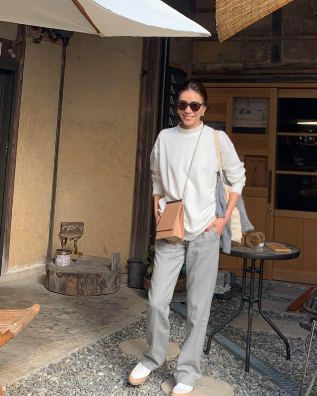 大日方久美子さんのインスタグラム写真 - (大日方久美子Instagram)「・ Outfit ☆ ・ Tops → #uniqlo  Bottoms → @story_bottom  Shoes → @asahishoes @s_essentials_  Bag → @yuulyie_official ・ ・  瀬戸内芸術祭に来ています。 アートを見たり体験したりするので 動きやすいコラボパンツ第二弾にユニクロトレーナーで！ ・ パンツ、またもやシワになりにくくて旅先でも重宝してます。 ・ ランチは大森商店というお店に行ったのですが、名前からは想像がつかなかったカジュアルフレンチをいただき大満足！ ・ 宿泊もできるので、粟島の芸術祭に行かれる際はぜひ！ ・ ・  #kumicloset  #kumitravelstyle  #kumijob  #プラワンコーデ #旅コーデ」10月16日 13時10分 - kumi511976