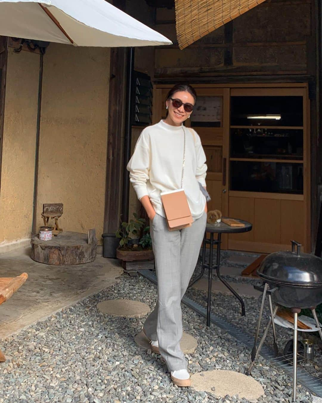 大日方久美子さんのインスタグラム写真 - (大日方久美子Instagram)「・ Outfit ☆ ・ Tops → #uniqlo  Bottoms → @story_bottom  Shoes → @asahishoes @s_essentials_  Bag → @yuulyie_official ・ ・  瀬戸内芸術祭に来ています。 アートを見たり体験したりするので 動きやすいコラボパンツ第二弾にユニクロトレーナーで！ ・ パンツ、またもやシワになりにくくて旅先でも重宝してます。 ・ ランチは大森商店というお店に行ったのですが、名前からは想像がつかなかったカジュアルフレンチをいただき大満足！ ・ 宿泊もできるので、粟島の芸術祭に行かれる際はぜひ！ ・ ・  #kumicloset  #kumitravelstyle  #kumijob  #プラワンコーデ #旅コーデ」10月16日 13時10分 - kumi511976