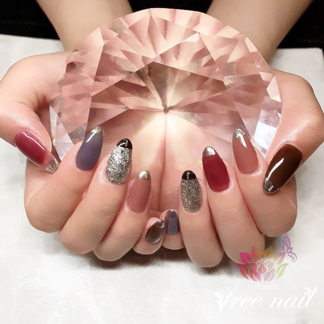 free nail フリーネイルのインスタグラム：「. お客様ネイル💅🏻🌾 . ミラー×グリッターネイル💅🏻🍁 . 秋のくすみ色👩🏻‍🎨🎨 . ご来店ありがとうございました🙇🏻‍♀️🙇🏻‍♀️🙇🏻‍♀️💗 . #ネイルアート #ジェルネイル #ネイルサロン #大阪ネイルサロン #ネイルデザイン #ネイルチェンジ #ミラーネイル #グリッターネイル #くすみ色 #くすみネイル #ボルドーネイル #パープルネイル #ブラウンネイル #デザインネイル #トレンドネイル #大人ネイル #シンプルネイル #秋ネイル #autumnnails #nailsart #nailsdid #美甲 #日式美甲 #日式美甲胶 #日本美甲师 #日本美甲老师 #美甲上课 #日本胶 #フリーネイル #freenail」
