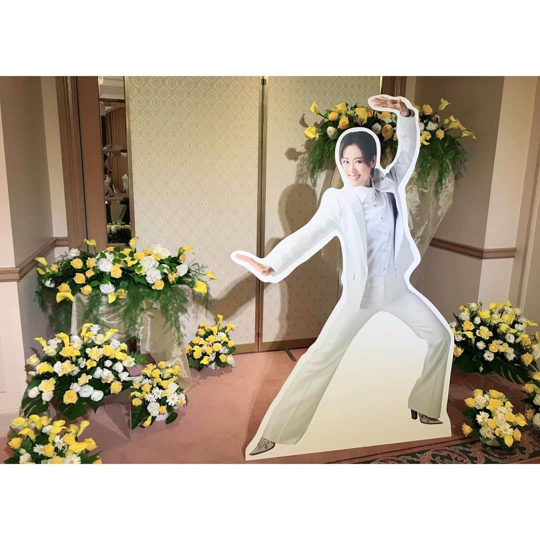 海隼人（有馬佐織）さんのインスタグラム写真 - (海隼人（有馬佐織）Instagram)「れんれんパネルと共に記念撮影😘 🌼🌼🌼🌼🌼🌼🌼🌼🌼🌼 代表にうちわ渡されたけど、 全然ちゃんと持ててなかった😂w ちゃんと写ってる気満々の顔😆ww ・ ・ #隊長写メありがとう😏 #memories #れんれん祭り最終日 #東京宝塚劇場 #退団公演#千秋楽 #godofstars#芝居 #エクレールブリアン#ショー #星組#大好きな人達#❤️ #退団者 #紅ゆずる さん#さゆみちゃん #綺咲愛里#あーちゃん #麻央侑希#まお #如月蓮#れんれん#同期#90期 #happy#smile #ありがとう #元宝塚#宝塚　 #海隼人」10月16日 13時23分 - saorimahalo