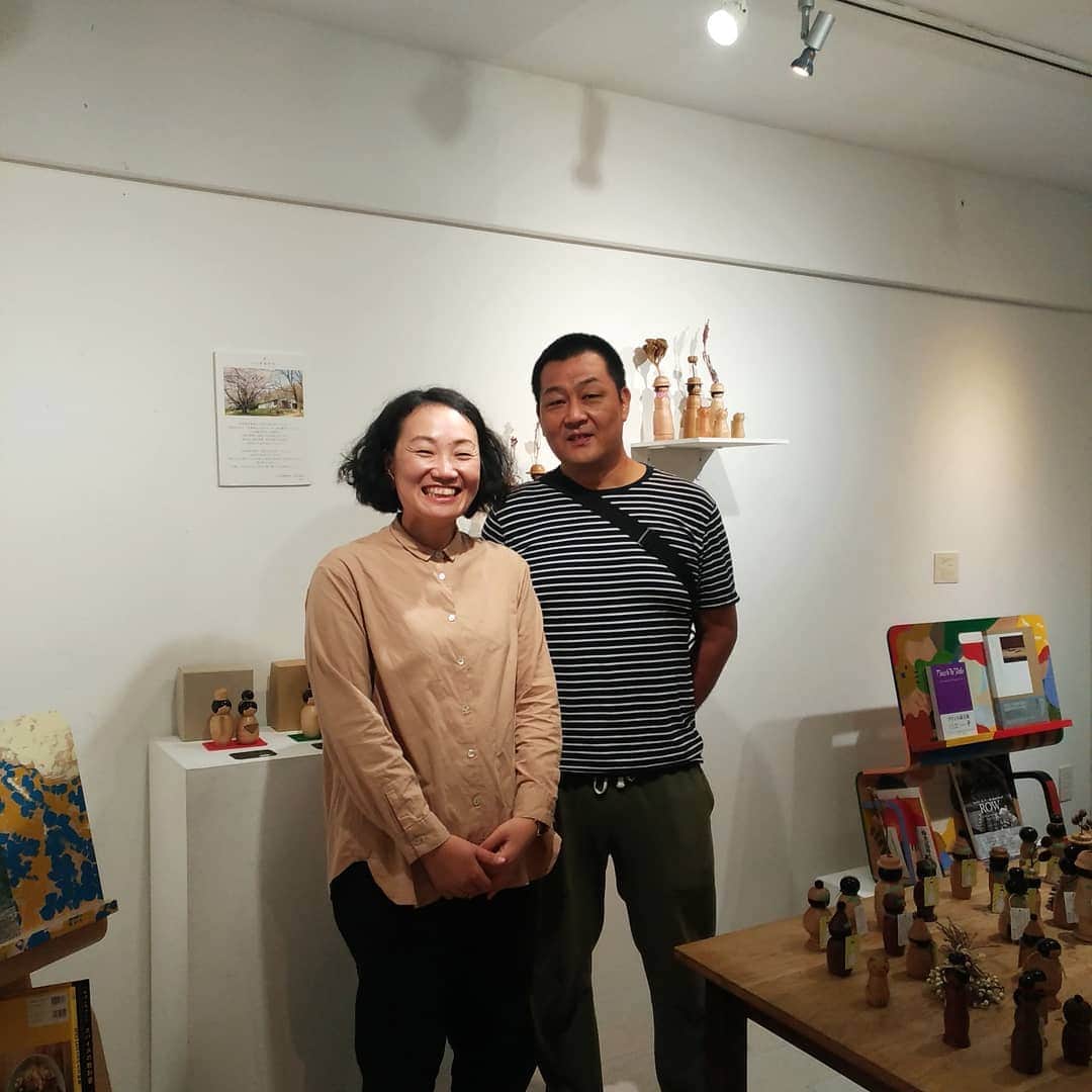 tocotocoさんのインスタグラム写真 - (tocotocoInstagram)「岐阜県で無垢材を中心に家具や小物を製作している「山の前製作所」の佐伯さんご夫妻。東京・神楽坂にあるかもめブックスさん内のギャラリー「ondo」にて展示が始まりました😊　木彫りの「ほろほろ人形」をはじめ、絵本棚「kibora」のアーティストコラボレーション、積み木やハロウィン仕様の作品などがずらり！ 初日に在廊されていたのでお会いしてきました🌟 . kiboraは、tocotocoマーケットでも販売中です👶ぜひチェックを！ . 11月3日(日)までの開催です。 . 「yamanomae exhibition 2019」 会場：東京都新宿区矢来町123 第一矢来ビル 1F かもめブックス内 ondo . TEL：03-5228-5490 http://kamomebooks.jp/ . 期間：～11/3(日) 11：00～21：00　定休日：水曜 ※最終日は18：00まで  #tocotoco #tocotoco_mag #トコトコ #山の前製作所 #kibora #絵本棚 #tocotocomarket #tocotocoマーケット」10月16日 13時35分 - tocotoco_mag