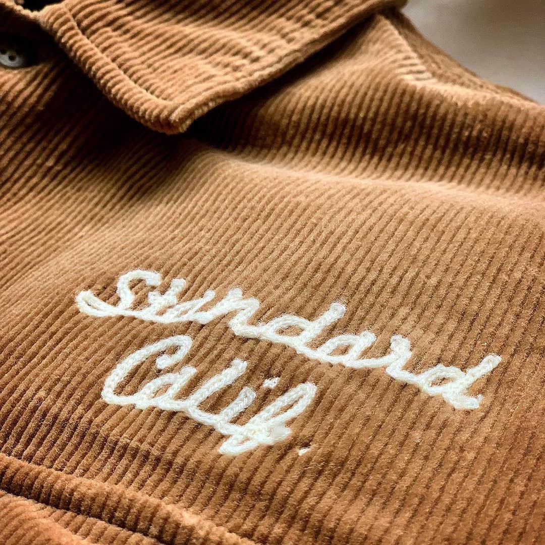 スタンダードカリフォルニアさんのインスタグラム写真 - (スタンダードカリフォルニアInstagram)「ジャケットなどに使われるしっかりとした生地感、風合いながらストレッチが効いてるのでノンストレスな着心地。 左胸にはチェーンステッチでロゴを刺繍しました！！ #standardcalifornia  #スタンダードカリフォルニア  #coduroyshirt  #コーデュロイシャツ #shirts #シャツ」10月16日 13時36分 - standardcalifornia