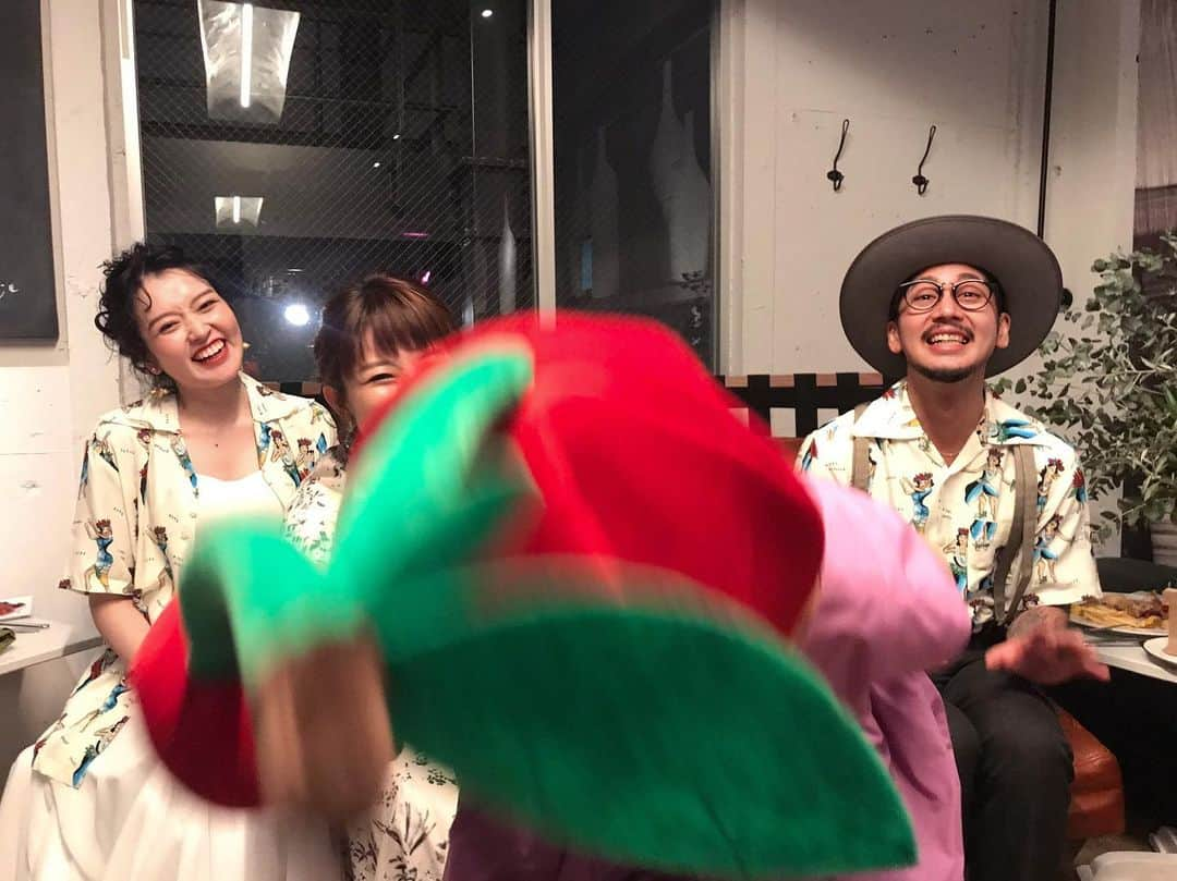 川崎優さんのインスタグラム写真 - (川崎優Instagram)「. . まなちゃん☻かずやさん Happy wedding...𓇼 同じ事務所ノアールで、友達でもあるまなかちゃんの結婚パーティーの司会をさせていただきました。 温かいアットホームな雰囲気の中、 まなかちゃんらしい… お洒落で、いい意味でゆるっとした、 みんなが楽しんでいるステキなパーティーでした☺︎ 楽しかった〜！ まなちゃん、本当〜におめでとう〜👶💫 #私もだいすきな人達ばかりだった #余興がハイクオリティ #念願のひろこ姉生歌 #フレッシュすぎるダンスチーム #ギターとボーカル #みんな聴き惚れる #ゴリアテのナゾ解ける #ご飯食べすぎた #garbleaves  #スタッフの皆様ありがとうございました☺︎ #博多」10月16日 13時46分 - yuu__noir