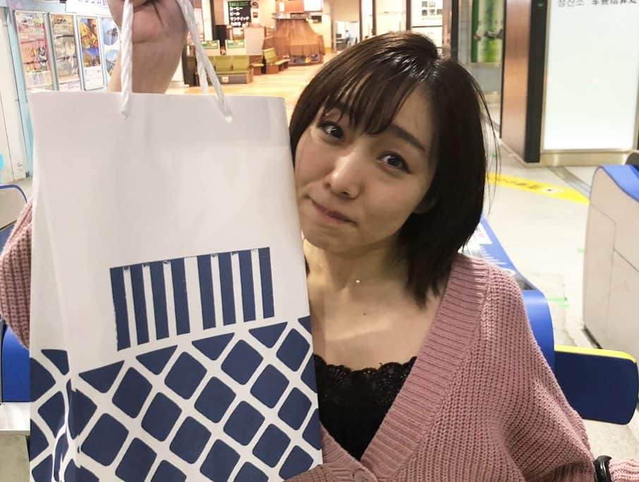 須田亜香里さんのインスタグラム写真 - (須田亜香里Instagram)「須田が参加できる二日間のロケのラストは神戸でした❤️ . BNK48さんとコラボしてタイと東海テレビで放送されることになった日本の魅力を伝える番組。 タイの皆さんに、日本に行きたい！って思ってもらえるといいな☺️ . . とても素敵な番組になると思います。 ハプニングがいくつかあったのですが、その全てにスタッフの皆様が、臨機応変に柔軟に行動されていて、カッコよかった！ しかも、SKEメンバーの魅力を分かっているからこその番組の空気感。 素敵でした！ . 最近タイの方であかりん推しが増えているよ！写真集売れてるよ！ とタイのファンの皆様も言ってくれていたこともあり、今回携われて本当に嬉しかったな。 . 帰り際にスタッフさんが少し早めの誕生日プレゼントくださったよ！ 私がおみやげ屋さんで、ことあるごとに日本酒を眺めて飲みたいーってボヤいてたのをしっかり見ていたらしく、ラストの神戸で調達してくださった日本酒詰め合わせ😍 大事に飲ませていただきます！ . #funfunjapan @funfunjapan2019 #神戸 #夜景 #神戸牛 #吉祥吉 #東海テレビ #誕生日プレゼント  #日本酒 #お酒で一番好き #ありがとうございます」10月16日 13時56分 - akarisuda