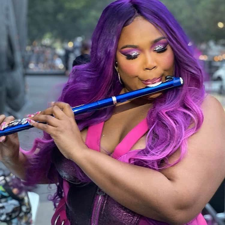 ワーナーミュージック・ジャパン洋楽さんのインスタグラム写真 - (ワーナーミュージック・ジャパン洋楽Instagram)「【Lizzo】 テキサス州で行われたミュージック・フェス「ACL Festival 2019 (Austin City Limits Music Festival)」にリゾが再び登場！！ ✨ 今回は前回よりも多く、75,000人ほどの観客がリゾのステージに集まりました！！ ✨ それとなんでも着こなせちゃうリゾ😍 パープルの衣装がとても似合っていますね💜 #Lizzo #リゾ」10月16日 13時49分 - warnermusicjp_intl