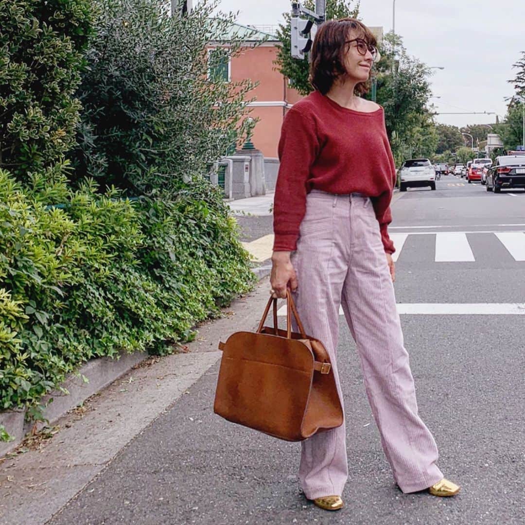 風間ゆみえのインスタグラム：「紫外線を浴びるとサングラスになる🕶眼鏡だったのを忘れてた…写真を見て気づく今日この頃。笑  こんな曇り空にもしっかりと 紫外線届いてますね。  朝寝坊した今日は日焼け止めも 塗らずに出てきてしまいました😅  近頃はハードなスケジュールのなか、ハーブ🌿の借りて元気に過ごしてはいますが、毎日気持ち良い肌心地の服ばかり選んでる…☺️ デニムも良いけど、今日はピンク色のコーデュロイボトムを合わせて暖色系のあたたかなコーディネートで打ち合わせへ  足元はしっかり気分を上げて、先日のイベントでも履いていたgold✨のブーツで👢何気に合わせやすい‼︎ 先輩スタイリスト、酒井美方子さんが愛着していると話していたgoldのブーツ、早速、私も愛用してる😂  @stylings_official  @la_marine_francaise_official  @therow  @schutzoficial  #yumie_k_style」