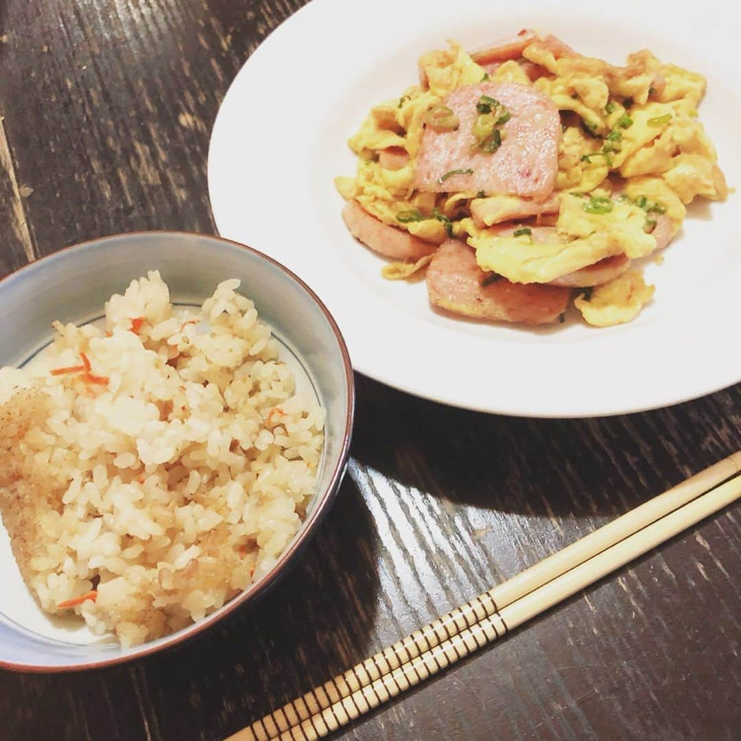 奥本健さんのインスタグラム写真 - (奥本健Instagram)「昨日と今日の昼飯  yesterday ポーク卵とジューシー ジューシーはお隣さんから頂いた松茸をドバっと 松茸くれるお隣さんもごつい😂  Today 昨夜、仕込んで置いた スープカレー+ラフテー お店の味に近っ！ いや…遠い …けど近ッ！😂 辛甘美味かった 根野菜以外はグリル🍆 その方が…なんか良い‪𐤔  この後 長野のダンサー先輩から頂いた シャインマスカットや Liveイベントやルイーズさんとこ来て頂いた方からのお供え物の珈琲やチョコや焼き菓子などを美味しくｲｪｱさせて頂きました٩( ᐛ )وyeah  感謝ッ!! ニフェーデービル 谢谢 Salamat Danke Obrigado  #自炊 #こるとこりがち #個人評価高くしがち #自己満 #さるたひここーひー  #シャインマスカット #リアってる #狙う犬  ミヤネ屋の始まった時間帯からの投稿」10月16日 13時58分 - ken_okumoto