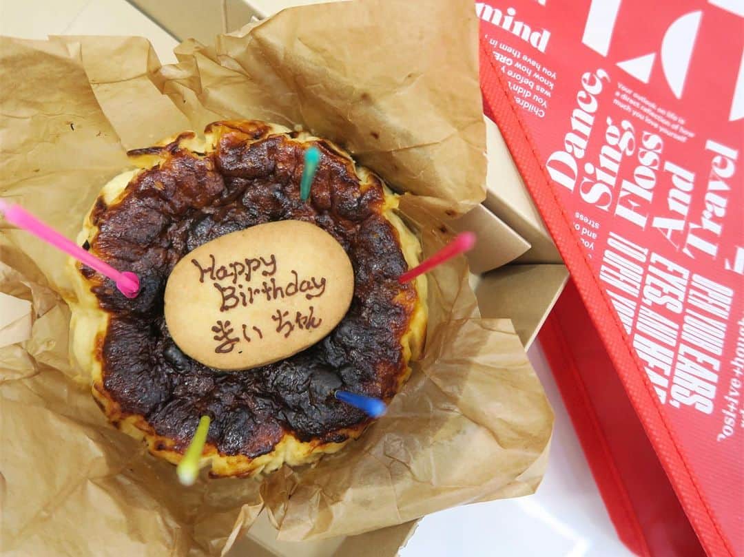 Mai Wakimizuさんのインスタグラム写真 - (Mai WakimizuInstagram)「オフィスでのお昼休みに突然流れたbirthday song♡皆がお誕生日をお祝いしてくれました＼(^o^)／ケーキの中でダントツ好きなチーズケーキ(しかもバスクチーズケーキ♡)と、いとこのamiちゃん @ami_go1212からはlululemonのウェア（；＿；）プレゼントを選ぶまでのエピソードを聞いてたら胸キュンなった♡笑 今日はリセットdayにしようと思ってたけど即中止！笑 お腹いっぱいケーキ頂きました♡ #happybirthday#lululemon」10月16日 14時01分 - wakkin__m