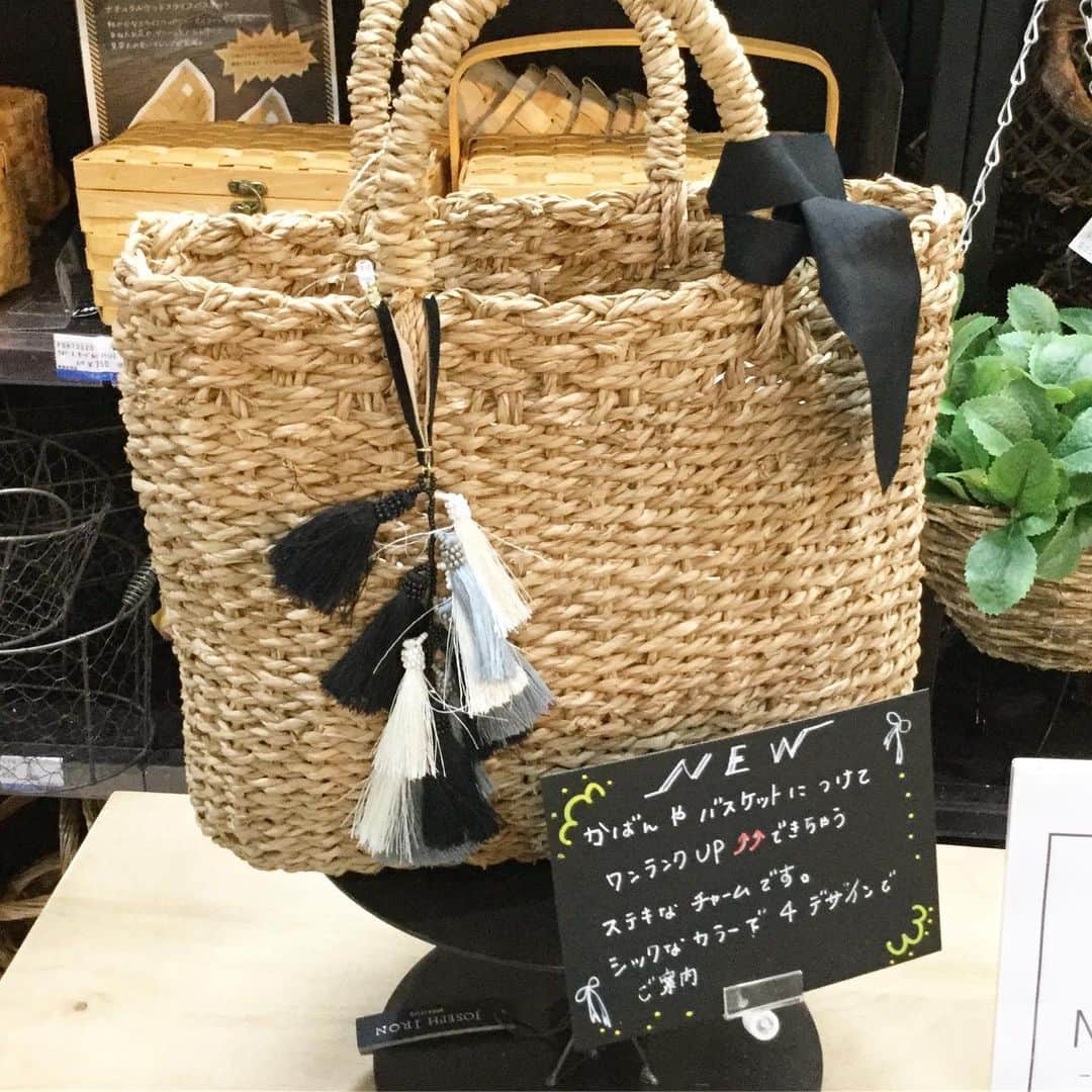 横浜ディスプレイミュージアムのインスタグラム：「シンプルナチュラルなステキなバスケットや雑貨が入荷致しました！ 普段使いにおすすめなカゴバッグや、おしゃれをワンランクUP↑↑してくれるチャームも合わせて展開中です♪ 横浜ディスプレイミュージアム2階にて 販売中^_^  #横浜ディスプレイミュージアム #株式会社ポピー #横浜 #ディスプレイ#アーティフィシャルフラワー #フラワーアレンジメント #フラワーデザイン #インテリア雑貨 #インテリア#インテリアコーディネート#スタイリスト#装飾#デコレーション #花のある暮らし #花好きな人と繋がりたい #display #yokohama #flowerarrangement #interiordesign #artficialflower #flowerstagram #バスケット」