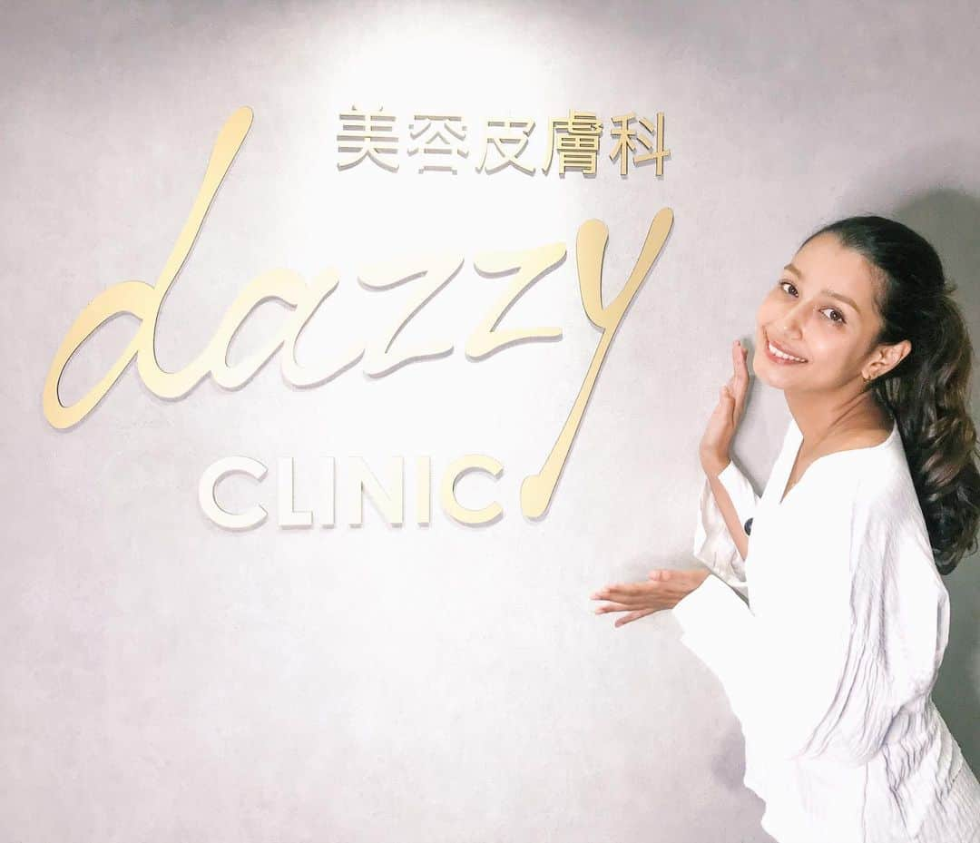 加治まやさんのインスタグラム写真 - (加治まやInstagram)「昨日は新しくオープンした @dazzy_clinic @dazzyclinic_biyoubari dazzyclinic  で人生初の美容鍼を受けてきました✨こちらの鍼はゴールドで出来ているんだって。 ＊ 初めての鍼は最初少しちくっとしたけどすぐ慣れる感じ！体の状態を見て足や腕、デコルテにも打っていただきました😳 ＊ そして一日経って肌のハリの違いにビックリ。フェイスラインもいつも弛んでる私の丸顔がシュッとしたよ。こんなに効果があるんならもっと早くやっとけばよかったー！！！ ＊ #dazzyclinic #デイジークリニック #医療レーザー脱毛 #dazzylip #デイジーリップ #artmake #アートメイク #artmakelip #アートメイクリップ #PMU #GLP1ダイエット #ゴルハリ #ゴールド鍼 #ゴールド #美容鍼 #美容 #小顔 #美肌 #ダイエット #リフトアップ #美容皮膚科 #美容クリニック #shibuya #渋谷 #PR」10月16日 14時04分 - mayakaji