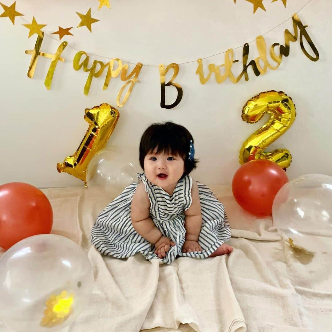 岡本果奈美さんのインスタグラム写真 - (岡本果奈美Instagram)「.﻿ ﻿ #ハーフバースデー 👶🏻💓 ﻿ 少し遅くなりましたが、﻿ ちなちゃんもあっという間に6ヶ月！﻿ ﻿ ﻿ 最近はよく叫びます。笑﻿ 私を見てー！！！がすごいです🤣﻿ ﻿ ﻿ 想像通りのわんぱく女子に育ってて﻿ 毎日笑わせてくれます。笑﻿ ﻿ ﻿ ハーフバースデーってなんだ？﻿ って思ってのに、やっぱり飾り付けしてお祝い❤️﻿ ﻿ ﻿ すくすく育つんだぞー😍﻿ (ゆっくりでいいよ〜！！笑)﻿ ﻿ ﻿ ﻿ 最近のブームと様子﻿ ☑︎物と物で音を鳴らす ﻿ ☑︎おすわり うつ伏せにしてもすぐおすわり﻿ ☑︎欲しいもの隠されると怒る﻿ ☑︎シャワーを掴むのが好き﻿ ☑︎お風呂でパシャパシャするのが好き﻿ ☑︎とにかくカミカミ﻿ ☑︎気づいたら大移動﻿ ☑︎喜ぶ時全力﻿ ☑︎怒ったら泣く前に発狂﻿ ﻿ ﻿ ﻿ ﻿ ﻿ :::::::::::::::::::::::::::::::::::::::::::::::::::::::::::::::﻿ ﻿ \ 講師向け講座 /﻿ ﻿ 11/11 子ども姿勢講座 残り1名！！﻿ 11/12〜 ベビトレヨガ講座・オンライン 🈵﻿ →キャンセル待ち可能﻿ 11/15〜 ベビトレヨガ講座・東京 残り1名！！﻿ ﻿ ﻿ \ イベント /﻿ ﻿ 10/14 体育の日×駒沢公園 🈵﻿ 10/23 水曜日のハロウィン 🈵﻿ 10/29 ママ向け講座・大阪 🈵﻿ 11/7 ママ向け講座・東京 🈵﻿ ﻿ 12/17 ベビトレヨガレッスン・クリスマス企画﻿ →これからLINE@にて詳細を配信﻿ ﻿ ﻿ ﻿ ﻿ ﻿ ﻿ ﻿ ﻿ #0歳児ママ#産後太り#東京ママ#産後6ヶ月#生後6ヶ月#産後ケア#幼児教育#幼児教室#脳育#親子ヨガ#産後ケア#赤ちゃん体操#ベビーヨガ #バルーンガーランド#ハーフバースデーフォト #ハーフバースデー飾り付け #バルーンアート#フォトブース#バルーン装飾 ﻿ #yogainstructor#babyyoga#pregnant#腰痛ヨガ#ヨガポーズ#ヨガ動画#産後の腰痛#産後ヨガ」10月16日 14時14分 - kanamiokamoto