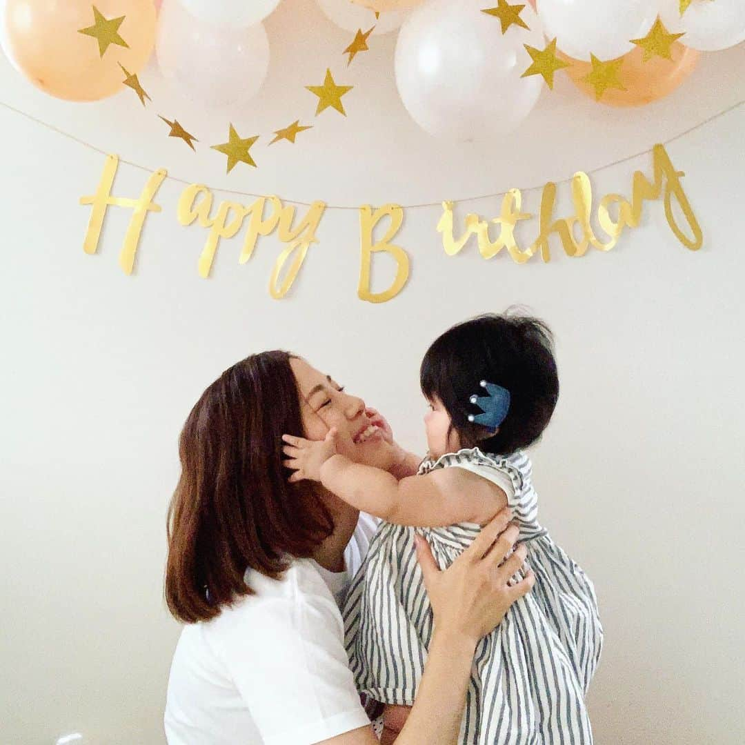 岡本果奈美さんのインスタグラム写真 - (岡本果奈美Instagram)「.﻿ ﻿ #ハーフバースデー 👶🏻💓 ﻿ 少し遅くなりましたが、﻿ ちなちゃんもあっという間に6ヶ月！﻿ ﻿ ﻿ 最近はよく叫びます。笑﻿ 私を見てー！！！がすごいです🤣﻿ ﻿ ﻿ 想像通りのわんぱく女子に育ってて﻿ 毎日笑わせてくれます。笑﻿ ﻿ ﻿ ハーフバースデーってなんだ？﻿ って思ってのに、やっぱり飾り付けしてお祝い❤️﻿ ﻿ ﻿ すくすく育つんだぞー😍﻿ (ゆっくりでいいよ〜！！笑)﻿ ﻿ ﻿ ﻿ 最近のブームと様子﻿ ☑︎物と物で音を鳴らす ﻿ ☑︎おすわり うつ伏せにしてもすぐおすわり﻿ ☑︎欲しいもの隠されると怒る﻿ ☑︎シャワーを掴むのが好き﻿ ☑︎お風呂でパシャパシャするのが好き﻿ ☑︎とにかくカミカミ﻿ ☑︎気づいたら大移動﻿ ☑︎喜ぶ時全力﻿ ☑︎怒ったら泣く前に発狂﻿ ﻿ ﻿ ﻿ ﻿ ﻿ :::::::::::::::::::::::::::::::::::::::::::::::::::::::::::::::﻿ ﻿ \ 講師向け講座 /﻿ ﻿ 11/11 子ども姿勢講座 残り1名！！﻿ 11/12〜 ベビトレヨガ講座・オンライン 🈵﻿ →キャンセル待ち可能﻿ 11/15〜 ベビトレヨガ講座・東京 残り1名！！﻿ ﻿ ﻿ \ イベント /﻿ ﻿ 10/14 体育の日×駒沢公園 🈵﻿ 10/23 水曜日のハロウィン 🈵﻿ 10/29 ママ向け講座・大阪 🈵﻿ 11/7 ママ向け講座・東京 🈵﻿ ﻿ 12/17 ベビトレヨガレッスン・クリスマス企画﻿ →これからLINE@にて詳細を配信﻿ ﻿ ﻿ ﻿ ﻿ ﻿ ﻿ ﻿ ﻿ #0歳児ママ#産後太り#東京ママ#産後6ヶ月#生後6ヶ月#産後ケア#幼児教育#幼児教室#脳育#親子ヨガ#産後ケア#赤ちゃん体操#ベビーヨガ #バルーンガーランド#ハーフバースデーフォト #ハーフバースデー飾り付け #バルーンアート#フォトブース#バルーン装飾 ﻿ #yogainstructor#babyyoga#pregnant#腰痛ヨガ#ヨガポーズ#ヨガ動画#産後の腰痛#産後ヨガ」10月16日 14時14分 - kanamiokamoto