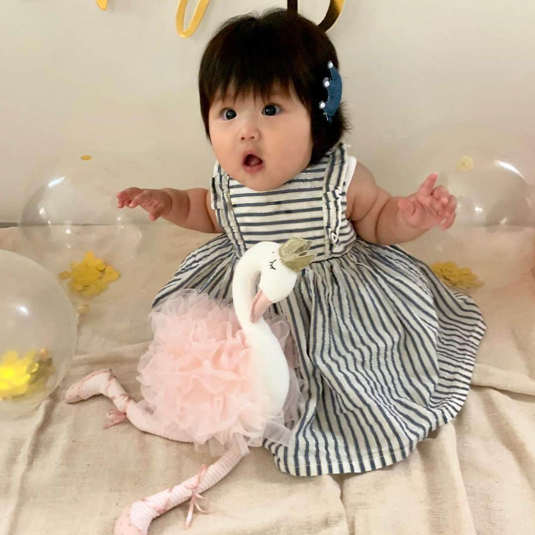 岡本果奈美さんのインスタグラム写真 - (岡本果奈美Instagram)「.﻿ ﻿ #ハーフバースデー 👶🏻💓 ﻿ 少し遅くなりましたが、﻿ ちなちゃんもあっという間に6ヶ月！﻿ ﻿ ﻿ 最近はよく叫びます。笑﻿ 私を見てー！！！がすごいです🤣﻿ ﻿ ﻿ 想像通りのわんぱく女子に育ってて﻿ 毎日笑わせてくれます。笑﻿ ﻿ ﻿ ハーフバースデーってなんだ？﻿ って思ってのに、やっぱり飾り付けしてお祝い❤️﻿ ﻿ ﻿ すくすく育つんだぞー😍﻿ (ゆっくりでいいよ〜！！笑)﻿ ﻿ ﻿ ﻿ 最近のブームと様子﻿ ☑︎物と物で音を鳴らす ﻿ ☑︎おすわり うつ伏せにしてもすぐおすわり﻿ ☑︎欲しいもの隠されると怒る﻿ ☑︎シャワーを掴むのが好き﻿ ☑︎お風呂でパシャパシャするのが好き﻿ ☑︎とにかくカミカミ﻿ ☑︎気づいたら大移動﻿ ☑︎喜ぶ時全力﻿ ☑︎怒ったら泣く前に発狂﻿ ﻿ ﻿ ﻿ ﻿ ﻿ :::::::::::::::::::::::::::::::::::::::::::::::::::::::::::::::﻿ ﻿ \ 講師向け講座 /﻿ ﻿ 11/11 子ども姿勢講座 残り1名！！﻿ 11/12〜 ベビトレヨガ講座・オンライン 🈵﻿ →キャンセル待ち可能﻿ 11/15〜 ベビトレヨガ講座・東京 残り1名！！﻿ ﻿ ﻿ \ イベント /﻿ ﻿ 10/14 体育の日×駒沢公園 🈵﻿ 10/23 水曜日のハロウィン 🈵﻿ 10/29 ママ向け講座・大阪 🈵﻿ 11/7 ママ向け講座・東京 🈵﻿ ﻿ 12/17 ベビトレヨガレッスン・クリスマス企画﻿ →これからLINE@にて詳細を配信﻿ ﻿ ﻿ ﻿ ﻿ ﻿ ﻿ ﻿ ﻿ #0歳児ママ#産後太り#東京ママ#産後6ヶ月#生後6ヶ月#産後ケア#幼児教育#幼児教室#脳育#親子ヨガ#産後ケア#赤ちゃん体操#ベビーヨガ #バルーンガーランド#ハーフバースデーフォト #ハーフバースデー飾り付け #バルーンアート#フォトブース#バルーン装飾 ﻿ #yogainstructor#babyyoga#pregnant#腰痛ヨガ#ヨガポーズ#ヨガ動画#産後の腰痛#産後ヨガ」10月16日 14時14分 - kanamiokamoto