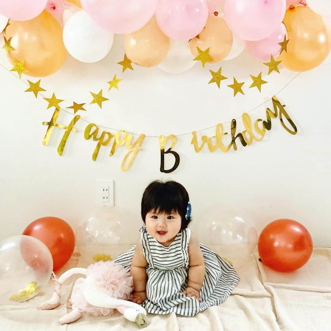 岡本果奈美さんのインスタグラム写真 - (岡本果奈美Instagram)「.﻿ ﻿ #ハーフバースデー 👶🏻💓 ﻿ 少し遅くなりましたが、﻿ ちなちゃんもあっという間に6ヶ月！﻿ ﻿ ﻿ 最近はよく叫びます。笑﻿ 私を見てー！！！がすごいです🤣﻿ ﻿ ﻿ 想像通りのわんぱく女子に育ってて﻿ 毎日笑わせてくれます。笑﻿ ﻿ ﻿ ハーフバースデーってなんだ？﻿ って思ってのに、やっぱり飾り付けしてお祝い❤️﻿ ﻿ ﻿ すくすく育つんだぞー😍﻿ (ゆっくりでいいよ〜！！笑)﻿ ﻿ ﻿ ﻿ 最近のブームと様子﻿ ☑︎物と物で音を鳴らす ﻿ ☑︎おすわり うつ伏せにしてもすぐおすわり﻿ ☑︎欲しいもの隠されると怒る﻿ ☑︎シャワーを掴むのが好き﻿ ☑︎お風呂でパシャパシャするのが好き﻿ ☑︎とにかくカミカミ﻿ ☑︎気づいたら大移動﻿ ☑︎喜ぶ時全力﻿ ☑︎怒ったら泣く前に発狂﻿ ﻿ ﻿ ﻿ ﻿ ﻿ :::::::::::::::::::::::::::::::::::::::::::::::::::::::::::::::﻿ ﻿ \ 講師向け講座 /﻿ ﻿ 11/11 子ども姿勢講座 残り1名！！﻿ 11/12〜 ベビトレヨガ講座・オンライン 🈵﻿ →キャンセル待ち可能﻿ 11/15〜 ベビトレヨガ講座・東京 残り1名！！﻿ ﻿ ﻿ \ イベント /﻿ ﻿ 10/14 体育の日×駒沢公園 🈵﻿ 10/23 水曜日のハロウィン 🈵﻿ 10/29 ママ向け講座・大阪 🈵﻿ 11/7 ママ向け講座・東京 🈵﻿ ﻿ 12/17 ベビトレヨガレッスン・クリスマス企画﻿ →これからLINE@にて詳細を配信﻿ ﻿ ﻿ ﻿ ﻿ ﻿ ﻿ ﻿ ﻿ #0歳児ママ#産後太り#東京ママ#産後6ヶ月#生後6ヶ月#産後ケア#幼児教育#幼児教室#脳育#親子ヨガ#産後ケア#赤ちゃん体操#ベビーヨガ #バルーンガーランド#ハーフバースデーフォト #ハーフバースデー飾り付け #バルーンアート#フォトブース#バルーン装飾 ﻿ #yogainstructor#babyyoga#pregnant#腰痛ヨガ#ヨガポーズ#ヨガ動画#産後の腰痛#産後ヨガ」10月16日 14時14分 - kanamiokamoto