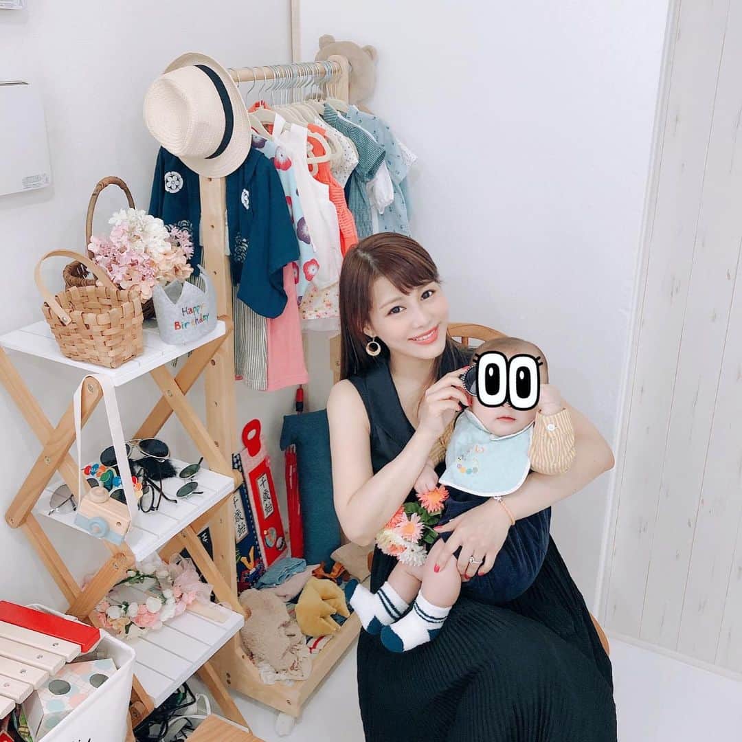 美馬怜子のインスタグラム：「息子がハーフバースデーを迎えたので、その記念に等身大フォトを撮りに行ってきたよ😉💕 . 今のサイズを残せるなんてビックリしました📸✨ 出来上がりが楽しみ😘❤️ . #ハーフバースデー #ハーフバースデーフォト #スタジオイノア #等身大フォト @toushindai_photo」