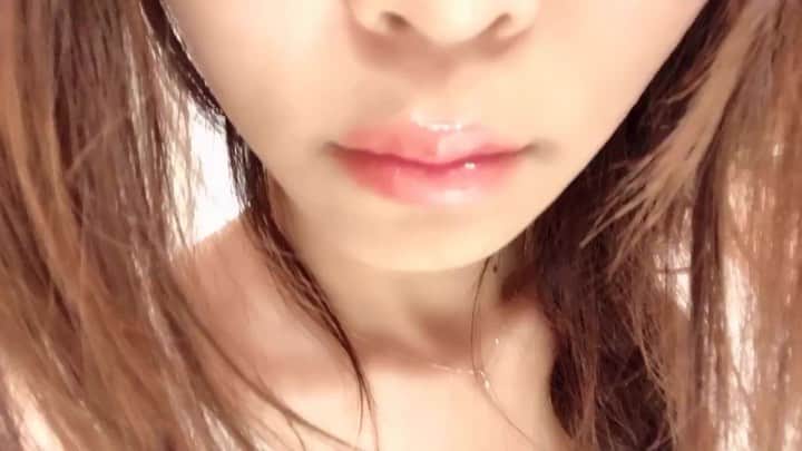 のインスタグラム：「ファンデを使って資生堂のマキアージュ信者になった小野が、 その感動と衝撃をうけたドラマティックルージュEXの素晴らしさを動画にしてみた。  もはや未来だよ。 未来のコスメ。  サイトでは、写真から瞳の色を測定して、 パーソナルカラー測定や、似合う色を瞬時にピックアップしてくれたり、自分に口紅をつけることができる擬似タッチアップも。 バロックパールピアスほしくなる。  ちなみに私はイエローベースに、スプリングにマンゴーに、今回購入して使用してたBE777だった(*⁰▿⁰*) https://maquillage.shiseido.co.jp  この口紅はなにより艶がすばらしい。 においもないし、荒れないし、色もいいし（動画はピンクにうつりすぎてる）  マキアージュガンガンライン買いしちゃいそう。 自動グラデーションアイシャドウ気になる。  #マキアージュ #資生堂 #ドラマティックルージュex #コスメ #メイク動画 #メイク #マキアージュリップ ‪#撮影会‬ ‪#撮影会モデル‬ ‪#カメラマンさんと繋がりたい‬ ‪#モデル‬ ‪#ファインダー越しの私の世界‬  #model #ポートレート  #Japan #japanesegirl #japanesemodel #japanese」