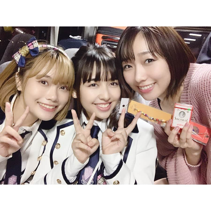 須田亜香里さんのインスタグラム写真 - (須田亜香里Instagram)「Music & Jane are wonderful idols❤️ Very attractive！ Thank you for the gift. Happy🥺 I will use these carefully. I want to see you again. I want to go to Thailand again. ขอบคุณ…รัก❤️ . . そして、メンバーがちゅりさんとくまちゃんだったのも、すごく個人的には嬉しかった！ １日目のロケ終わりにぷらぷら歩いてコンビニ行ったことだけでも楽しかったもん(笑) 2人にとっては何でもないことかもしれないけど、私って人との距離感が下手で、その何気ない瞬間を心に無理せず楽しめるって、実はそんなに日常じゃないから…嬉しかった！ あと、年長メンバーだと、やっぱりアンテナ張ってないといけないことも必然的に多くて、多少なりともグループの仕事を自然体で出来ないこともあるのだけど 2人のおかげで考えすぎずに楽しむ感覚を再確認させてもらえた気がする。 いつも心を開くきっかけをさりげなくくれる2人には感謝感謝です☺️ . . #funfunjapan @funfunjapan2019 #bnk48 #ske48 #musicbnk48 #janebnk48 #高柳明音 #熊崎晴香 #滋賀県 #琵琶湖 #白髭神社 #琵琶湖テラス #ホットココア #抹茶ラテ」10月16日 14時11分 - akarisuda