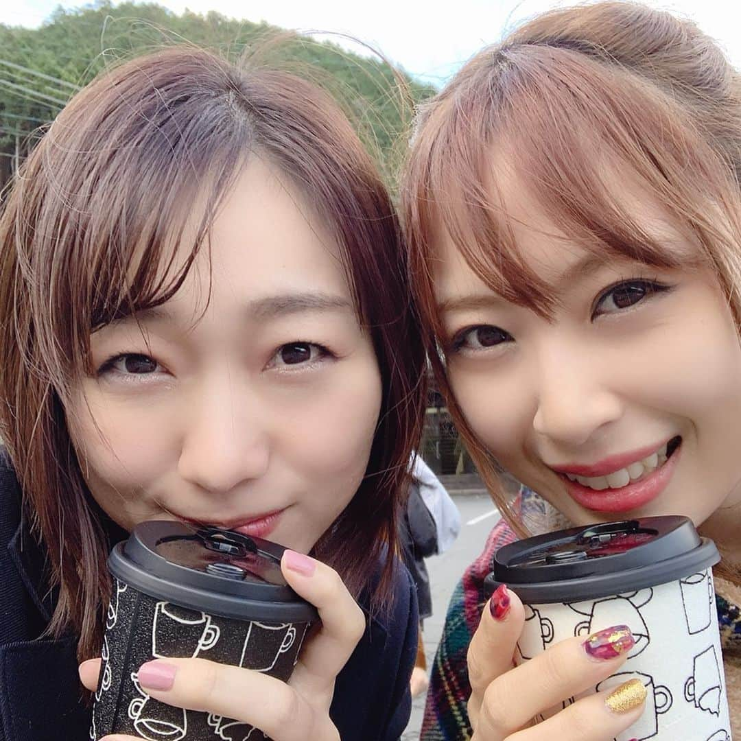 須田亜香里さんのインスタグラム写真 - (須田亜香里Instagram)「Music & Jane are wonderful idols❤️ Very attractive！ Thank you for the gift. Happy🥺 I will use these carefully. I want to see you again. I want to go to Thailand again. ขอบคุณ…รัก❤️ . . そして、メンバーがちゅりさんとくまちゃんだったのも、すごく個人的には嬉しかった！ １日目のロケ終わりにぷらぷら歩いてコンビニ行ったことだけでも楽しかったもん(笑) 2人にとっては何でもないことかもしれないけど、私って人との距離感が下手で、その何気ない瞬間を心に無理せず楽しめるって、実はそんなに日常じゃないから…嬉しかった！ あと、年長メンバーだと、やっぱりアンテナ張ってないといけないことも必然的に多くて、多少なりともグループの仕事を自然体で出来ないこともあるのだけど 2人のおかげで考えすぎずに楽しむ感覚を再確認させてもらえた気がする。 いつも心を開くきっかけをさりげなくくれる2人には感謝感謝です☺️ . . #funfunjapan @funfunjapan2019 #bnk48 #ske48 #musicbnk48 #janebnk48 #高柳明音 #熊崎晴香 #滋賀県 #琵琶湖 #白髭神社 #琵琶湖テラス #ホットココア #抹茶ラテ」10月16日 14時11分 - akarisuda