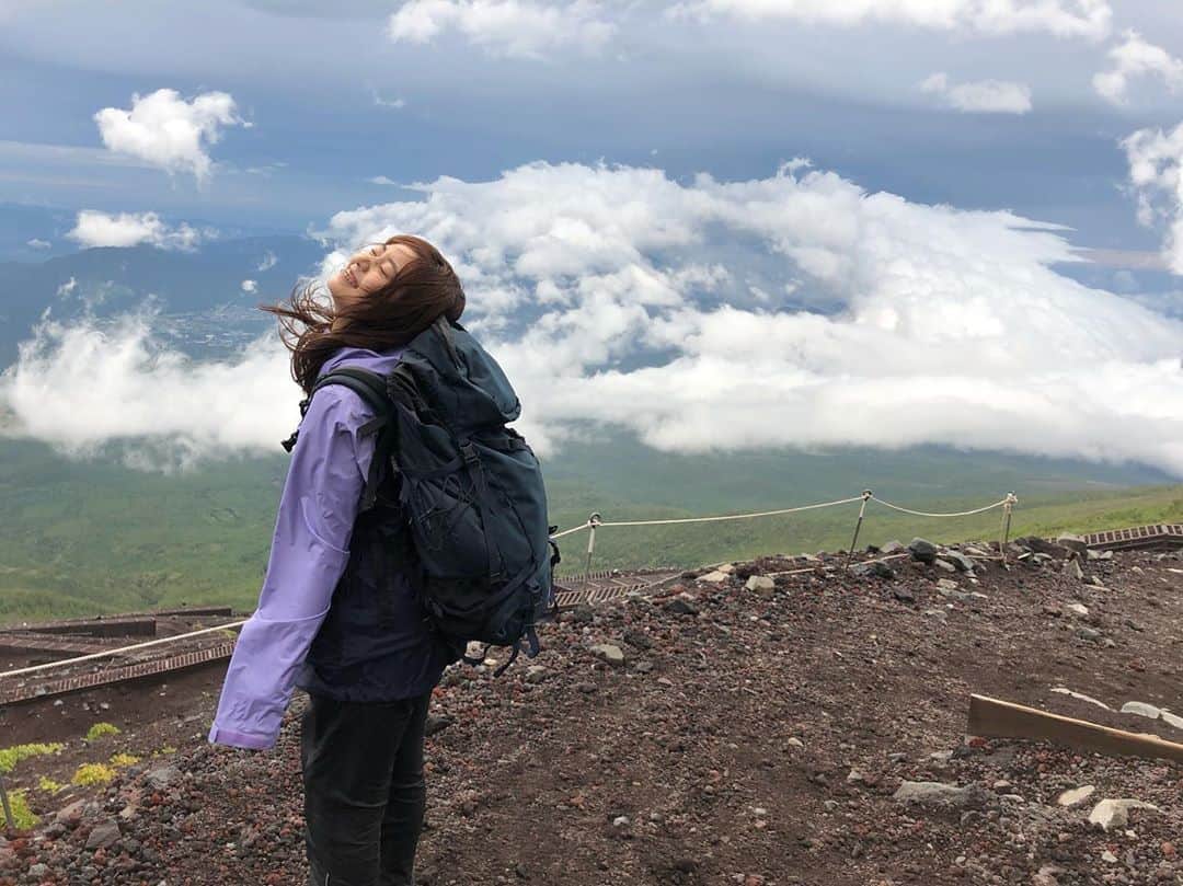 杉浦みずきのインスタグラム：「. 富士山ごいすー写真集 NO加工 2枚目がモンハンに見えるかゼルダの伝説に見えるかはあなた次第 ・ 一生に一回はこの景色を見てほしい ・ ・  ちなみにこの景色見ながらBUMP OF CHICKENのAuroraと、monkey  majik のaround the world（西遊記のテーマ）聴くのまじでおすすめです 「THE ぽい」から。笑笑」