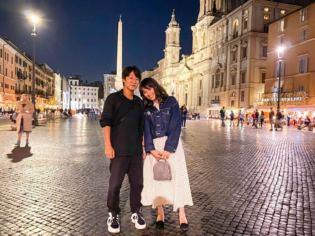 林弓束さんのインスタグラム写真 - (林弓束Instagram)「新婚旅行でイタリアにきています🇮🇹 ローマ→カプリ島→フィレンツェ→ベネチアと行きました。 まもなく帰ります。 楽しかった〜✨ 写真は半目の旦那様と広場にて。 . . . . #イタリア旅行  #新婚旅行　#ハネムーン　#イタリア  #ローマ　#ヨーロッパ　#yzktrip」10月16日 14時39分 - hayashiyuzuka