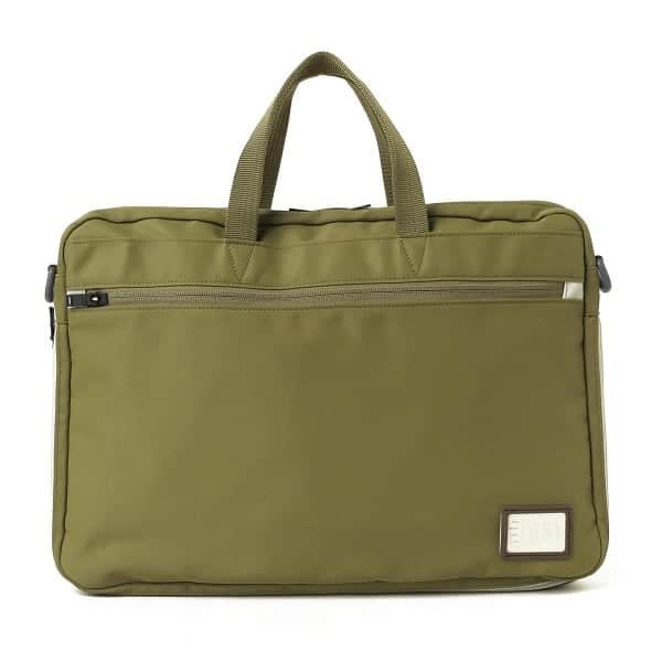 のインスタグラム：「【Recommend item】PORTER × B印 ヨシダ (GS) / 別注 NEW EXPANDABLE BRIEFCASE . 全体をシックなワントーンでまとめ上げることで、更にシーンを選ばず使っていただけるようになりました。  内部には、PCや書類が収まるスリーブ、手帳やペン、ウォレットなど貴重品を小分けできるポケットを完備。ショルダーストラップを外せば、手持ちのブリーフケースとしてもお使い頂けます。背面のベルトをキャリーバッグの取っ手に通すことで固定できるので、出張の際も便利です。 . PRICE: ¥23,000+TAX . COLOR: GREY / OLIVE / NAVY . #bjirushiyoshida #B印YOSHIDA#成田#NARITA#BEAMS#ビームス#yosidakaban#吉田カバン#ポーター#porter #비지루시요시다 #도쿄 #다이칸야마 #빔스 #빔즈#포터 #데일리룩 #B印YOSHIDAlineup#GS#naritaairport #成田空港 #travel#旅行#仕事#出張」
