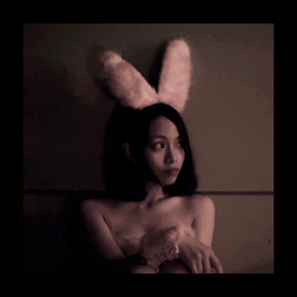 のインスタグラム：「#bunny . @dress_tika の ふわふわバニーちゃん一目惚れで get したなり 🖤 Halloweenにぴったりであります 🕯🧟‍♀️ 着心地も良くて最高 🌹 . ご購入はコチラ ➯➱➩ @dress_tika . #コスプレ#キャバドレス#コスプレはtika #ハロウィンコス #ハロウィン #USJ #インスタグラビア #ふわふわ #halloweenmakeup #halloweencostume」