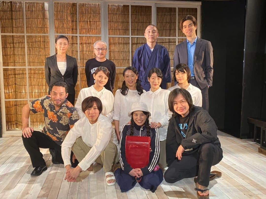 ほな・いこかのインスタグラム：「レネゲイズ無事千秋楽を迎えました〜。台風きたり、休演なったり、怪我する人がでたり、小学生だったり、神の子だったりしてバタバタしてましたが濃ゆい期間でした。 ありがとうございました。」