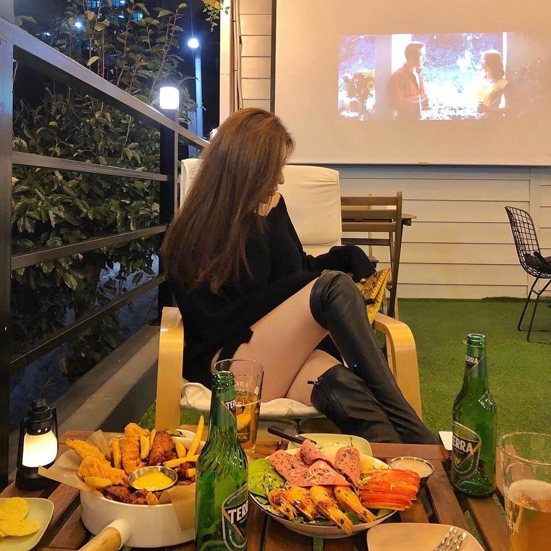Choi Somiさんのインスタグラム写真 - (Choi SomiInstagram)「⠀⠀⠀⠀ #글랜더 #glander  달밑밤 왜 이제야 온 거야 내가 좋아하는 메뉴가 가득하고 블랑 테라 둘 다 있어💚 ⠀⠀⠀⠀ 앞으로 자주 올 예정 밤에 맥주 마실 사람 전화해」10月16日 14時51分 - cxxsomi