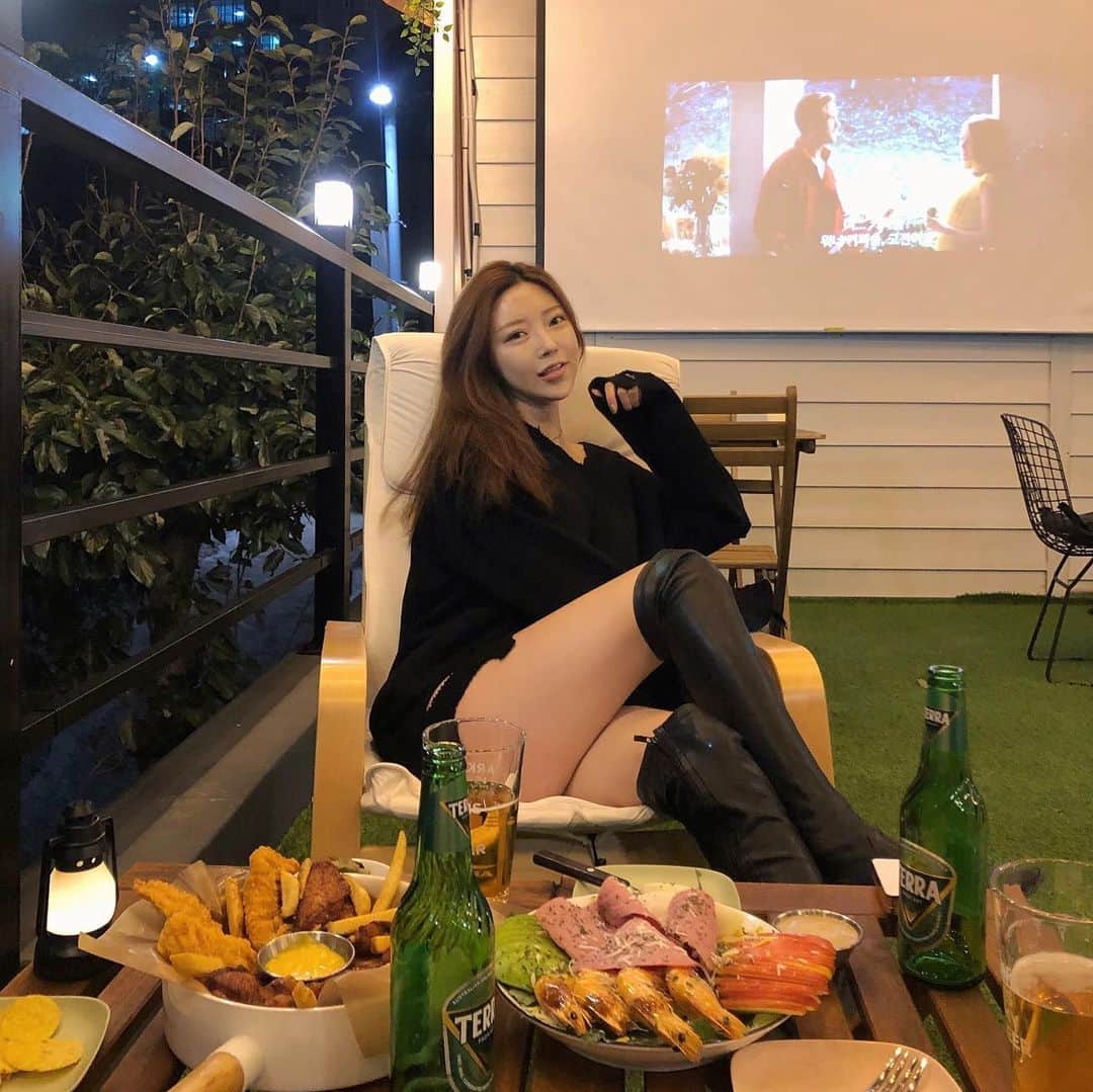 Choi Somiさんのインスタグラム写真 - (Choi SomiInstagram)「⠀⠀⠀⠀ #글랜더 #glander  달밑밤 왜 이제야 온 거야 내가 좋아하는 메뉴가 가득하고 블랑 테라 둘 다 있어💚 ⠀⠀⠀⠀ 앞으로 자주 올 예정 밤에 맥주 마실 사람 전화해」10月16日 14時51分 - cxxsomi