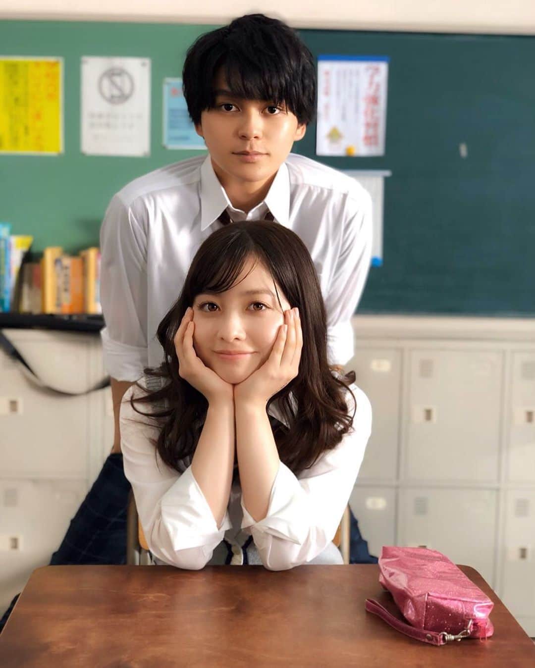 映画『午前0時、キスしに来てよ』のインスタグラム：「‪＼📚0キススクールタイム🏫 ／ ‬﻿ ﻿ ‪🕒ただいま15時！ ‬﻿ ﻿ ‪テストが終わって📝ほっと一息〜😚な #日奈々 と #あーちゃん 🙌🏻 ‬﻿ ﻿ ‪#テスト #終わり #学校 #jk #かわいい #天使 #ズキュン 😍 #午前0時キスしに来てよ #12月6日公開 #0キス # 0kiss #ゼロキス #橋本環奈 #眞栄田郷敦‬」