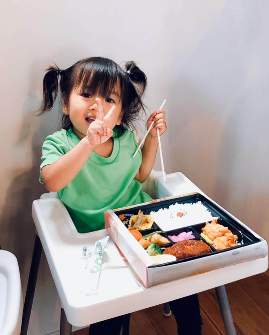 比嘉バービィさんのインスタグラム写真 - (比嘉バービィInstagram)「#住人十色 見逃し配信はこちらから。 ↓↓↓ https://dizm.mbs.jp/title/?program=toiro&episode=79 . 10/19 16:59まででしたら番組HPまたはアプリ「MBS動画イズム」から無料視聴できます。 . . シンプルなデザインながらも、子供がのびのびと自由に遊べる空間が広がるお家。 子育てのプロであるご夫婦のアイデアを聞くと、自分まで気持ちが解放されました。 明るくてハッピーなご家族との時間、楽しかったです♪ . . <衣装> Tシャツ: @localmotion_japan  スカート: @edwin_japan」10月16日 15時01分 - barby724
