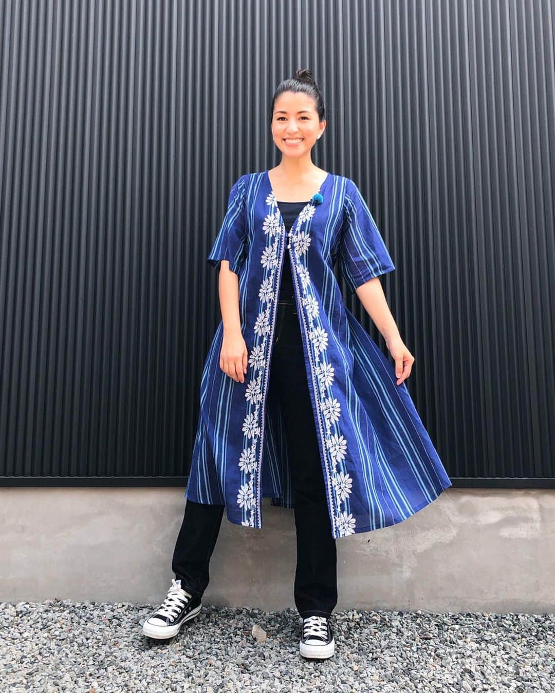 比嘉バービィさんのインスタグラム写真 - (比嘉バービィInstagram)「#住人十色 見逃し配信はこちらから。 ↓↓↓ https://dizm.mbs.jp/title/?program=toiro&episode=79 . 10/19 16:59まででしたら番組HPまたはアプリ「MBS動画イズム」から無料視聴できます。 . . シンプルなデザインながらも、子供がのびのびと自由に遊べる空間が広がるお家。 子育てのプロであるご夫婦のアイデアを聞くと、自分まで気持ちが解放されました。 明るくてハッピーなご家族との時間、楽しかったです♪ . . <衣装> Tシャツ: @localmotion_japan  スカート: @edwin_japan」10月16日 15時01分 - barby724