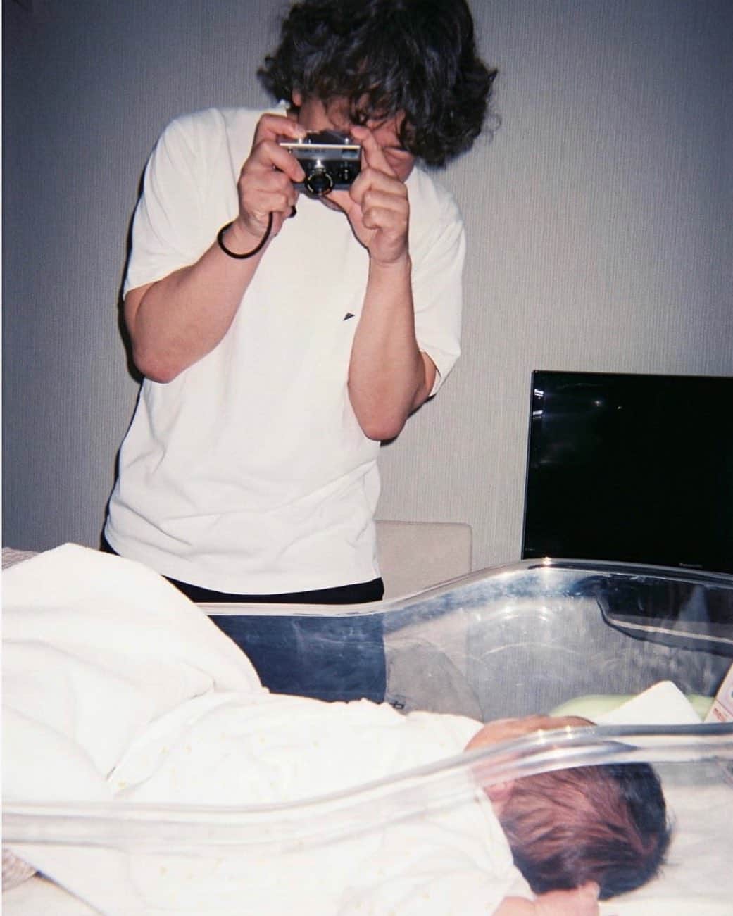 濱中鮎子のインスタグラム：「まだ私が入院中、フィルムで寝ながら撮った写真。😊 赤子感抜けてきてちょっとさみしい。  #お嬢と父さん  #成城木下病院」