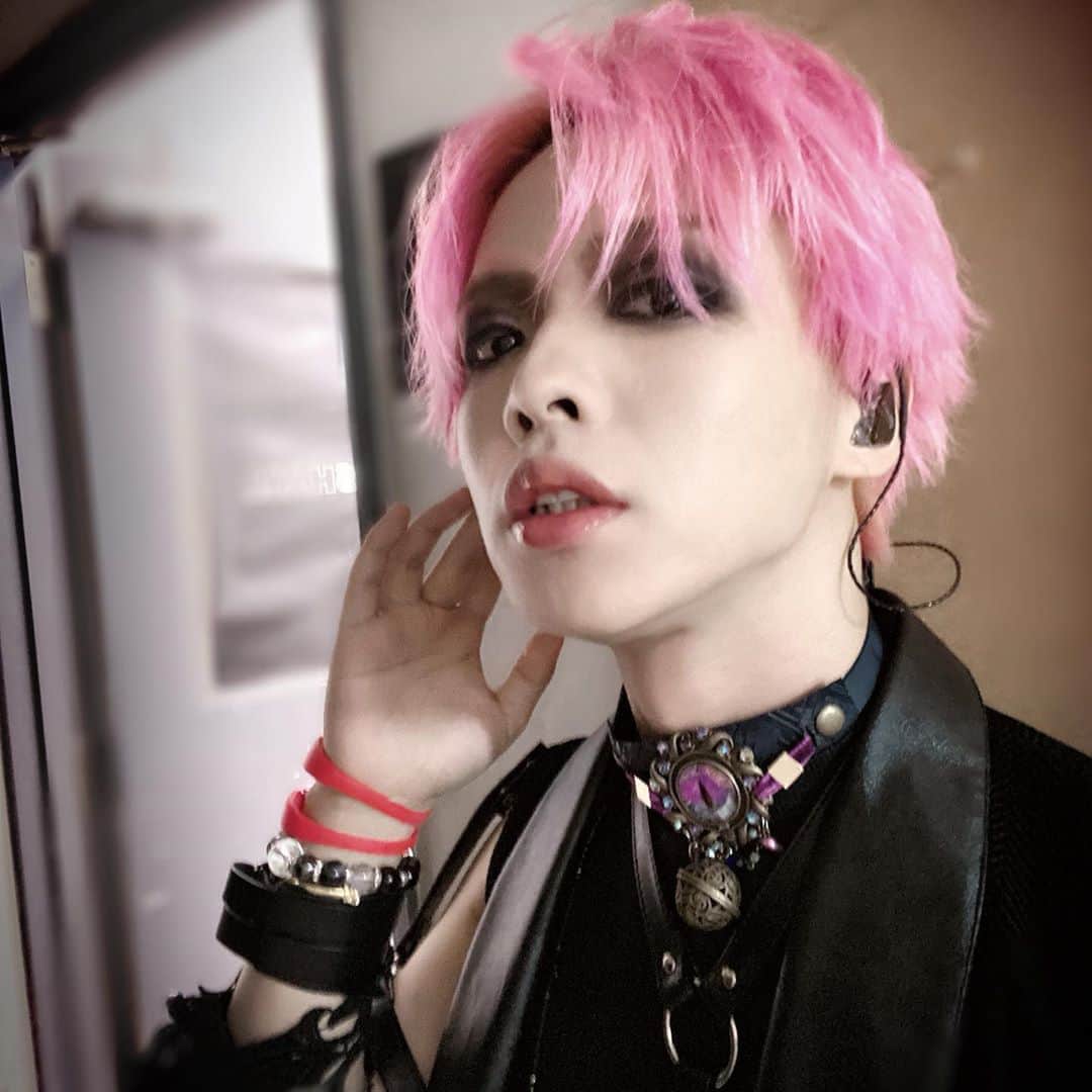 ヒロトさんのインスタグラム写真 - (ヒロトInstagram)「絶対"黒"領域. Pink Hairstyleも今だけ. #絶対黒領域 #PINK #hairstyle #桃色 #アリス九號」10月16日 15時22分 - hiroto_a9