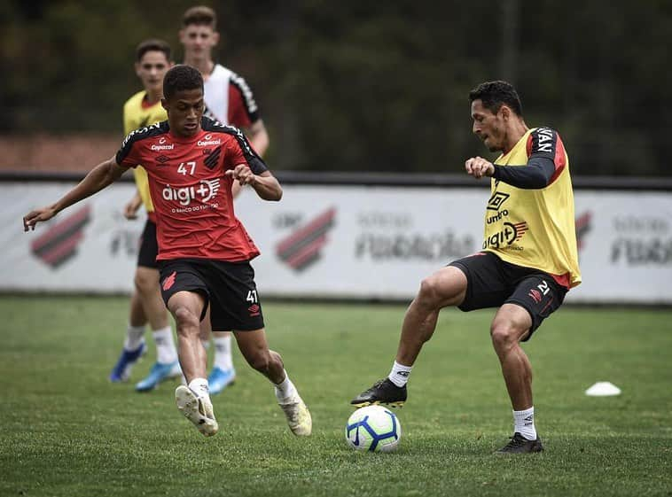 アドリアーノ・コレイアさんのインスタグラム写真 - (アドリアーノ・コレイアInstagram)「Tudo pronto pra amanhã! Boraaaa 💪👍⚫️🔴#brasileirao2019#furacao#Deusnocomando#🙏」10月17日 2時19分 - adriano21c