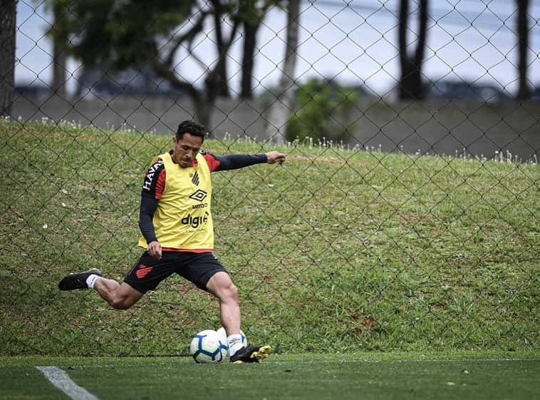 アドリアーノ・コレイアさんのインスタグラム写真 - (アドリアーノ・コレイアInstagram)「Tudo pronto pra amanhã! Boraaaa 💪👍⚫️🔴#brasileirao2019#furacao#Deusnocomando#🙏」10月17日 2時19分 - adriano21c