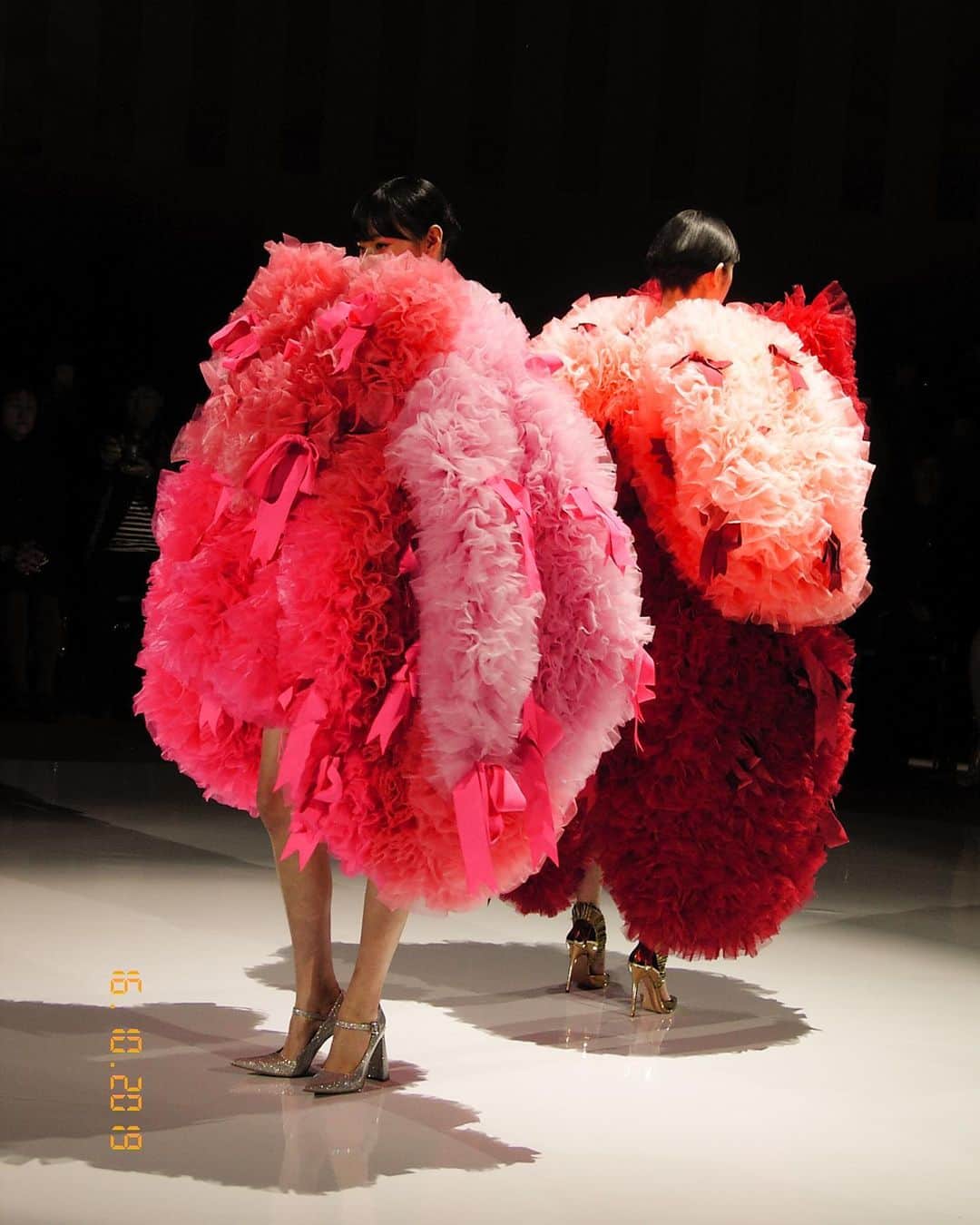 Fashionsnap.comさんのインスタグラム写真 - (Fashionsnap.comInstagram)「【東コレ取材】「トモ コイズミ（TOMO KOIZUMI）」が、東京で初のショーを開催。カラフルなラッフルのドレス全10ルックが披露されました。冨永愛やKōki,、美佳などモデルにも注目です。他の写真はサイトで公開中です🔗  #東コレ20年春夏 #rakutenfwt #tomokoizumi #トモコイズミ」10月17日 0時53分 - fashionsnapcom