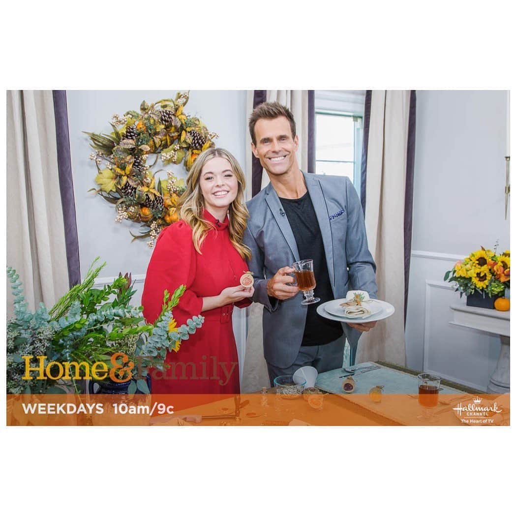 サーシャ・ピーターズのインスタグラム：「So glad I could stop by @homeandfamilytv to chat with Cameron about the holidays and #sashaingoodtaste 🍁🥂 TUNE IN TODAY AT 10am 👍🏻♥️」