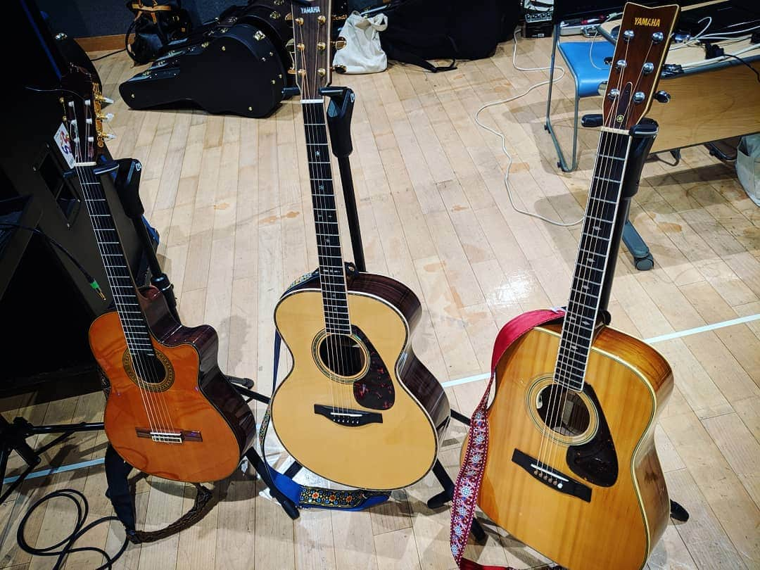 磯貝サイモンさんのインスタグラム写真 - (磯貝サイモンInstagram)「「YAMAHA ACOUSTIC MIND 2019」リハーサル終了！今回はこのYAMAHA3本組でいきます。あとは本番楽しんじゃうだけだー！各地のゲストの皆さんともみっちり練習しました。全国5箇所で待ってます！ 「YAMAHA ACOUSTIC MIND 2019」 【名古屋】10/19 今池ボトムライン 【大阪】10/20 心斎橋JANUS 【福岡】10/26 スカラエスパシオ 【広島】10/27 広島クラブクアトロ 【東京】11/3 品川インターシティホール  #ISEKI #大石昌良 #磯貝サイモン #Anly #さくらしめじ #森恵 #植田真梨恵 #YAMAHA」10月17日 0時51分 - simon_isogai