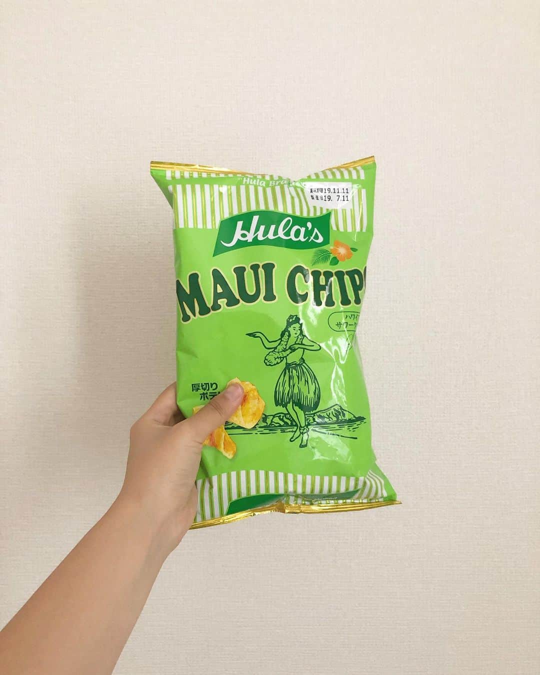 のインスタグラム：「大好きなポテトチップス🥔 これとアップルタイザーを飲みながら 映画を観るのが最高🤤💕 #マウイチップス」