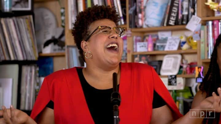 アラバマ・シェイクスのインスタグラム：「Watch Brittany Howard (@blackfootwhitefoot) on @NPRMusic’s @TinyDesk! Link in profile.」