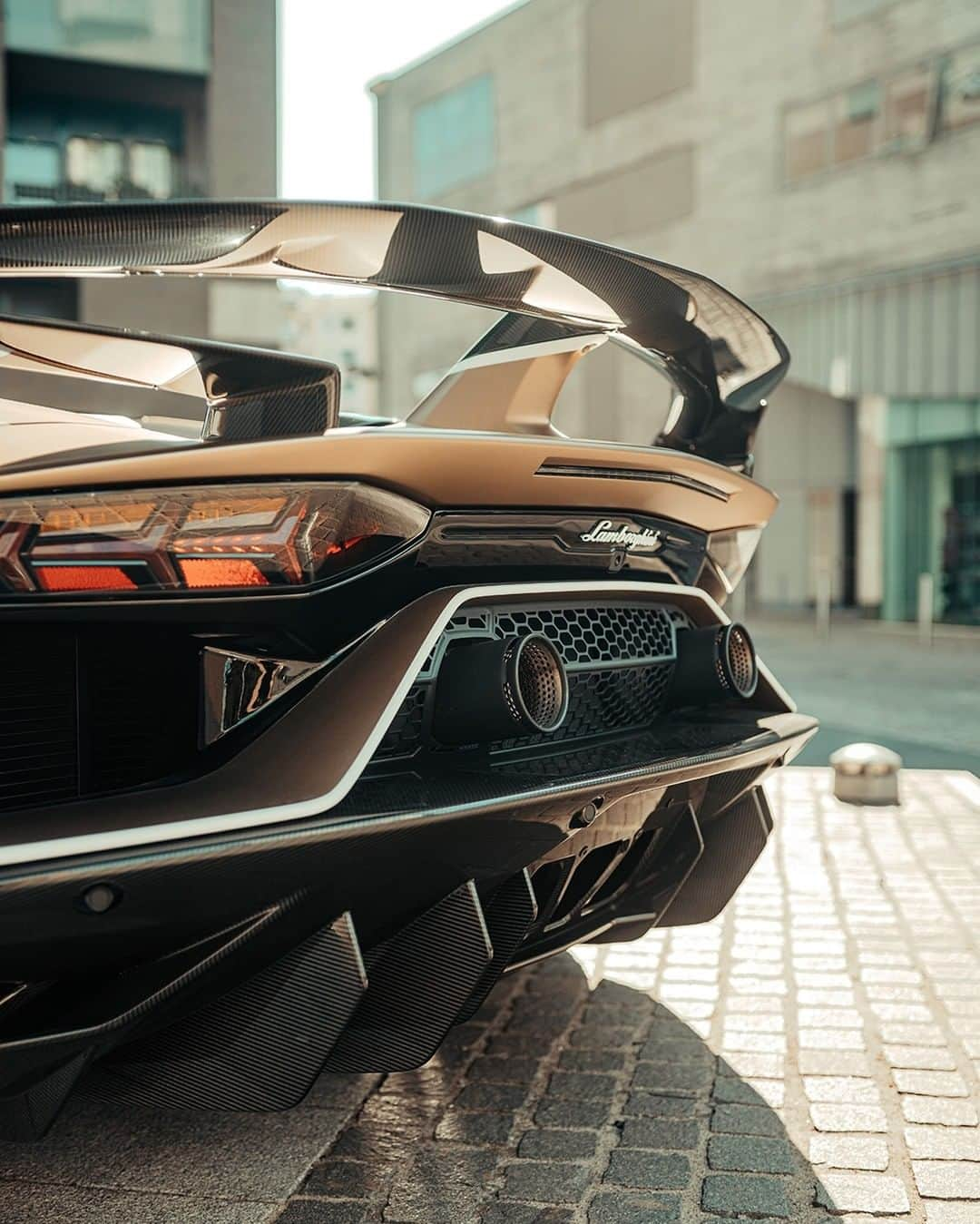 ランボルギーニさんのインスタグラム写真 - (ランボルギーニInstagram)「The Aventador SVJ Roadster is proof that beautiful things can not only be seen and touched but also felt with the heart; just like its driver can instantaneously feel the thrust of acceleration.  Which emoji would you use to describe it?  #Lamborghini #AventadorSVJRoadster #Milan」10月17日 1時03分 - lamborghini