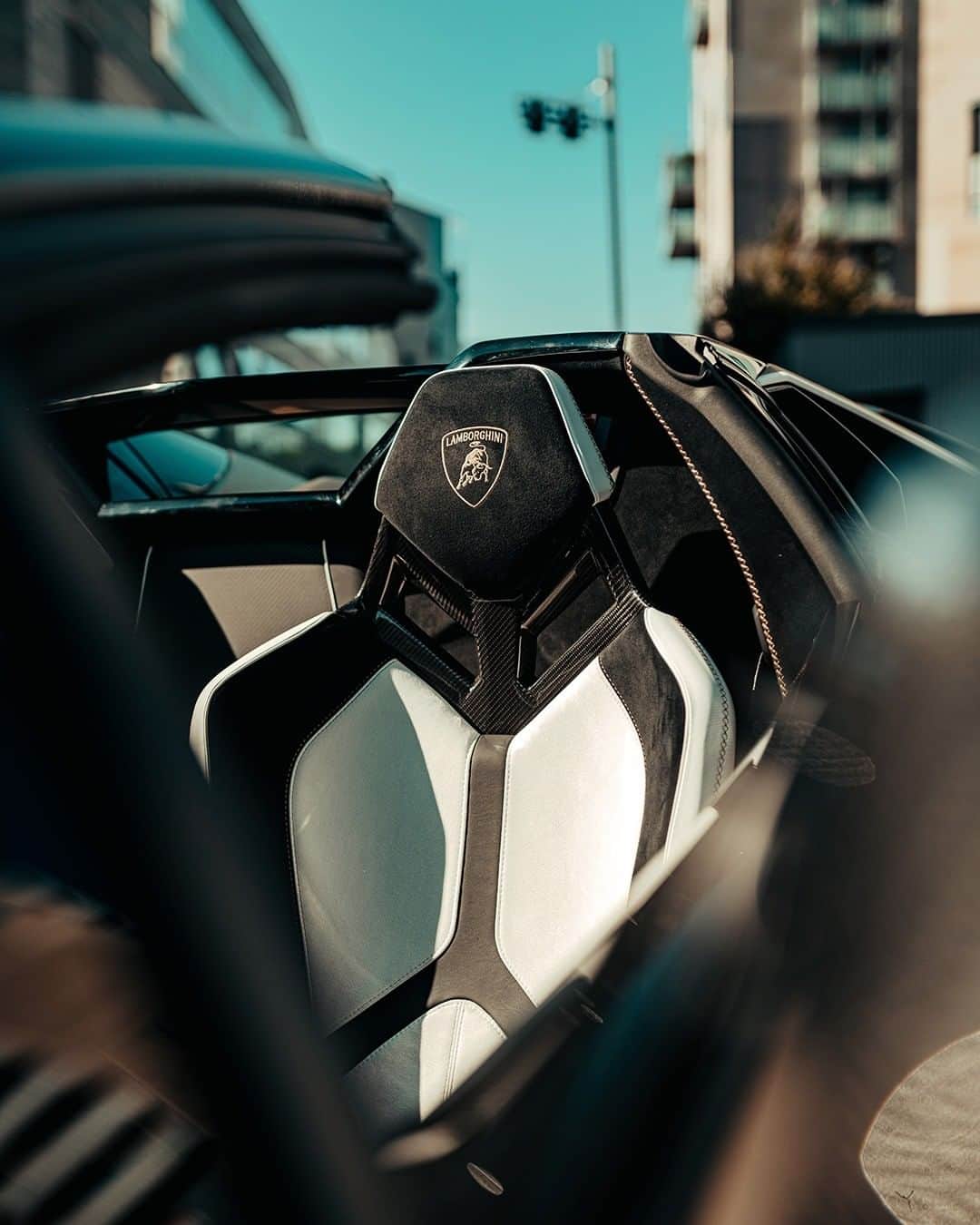 ランボルギーニさんのインスタグラム写真 - (ランボルギーニInstagram)「The Aventador SVJ Roadster is proof that beautiful things can not only be seen and touched but also felt with the heart; just like its driver can instantaneously feel the thrust of acceleration.  Which emoji would you use to describe it?  #Lamborghini #AventadorSVJRoadster #Milan」10月17日 1時03分 - lamborghini